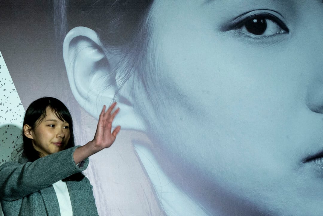 2018年,周庭在金鐘政府總部的集會上向台下人士揮手。攝:林振東/端傳媒