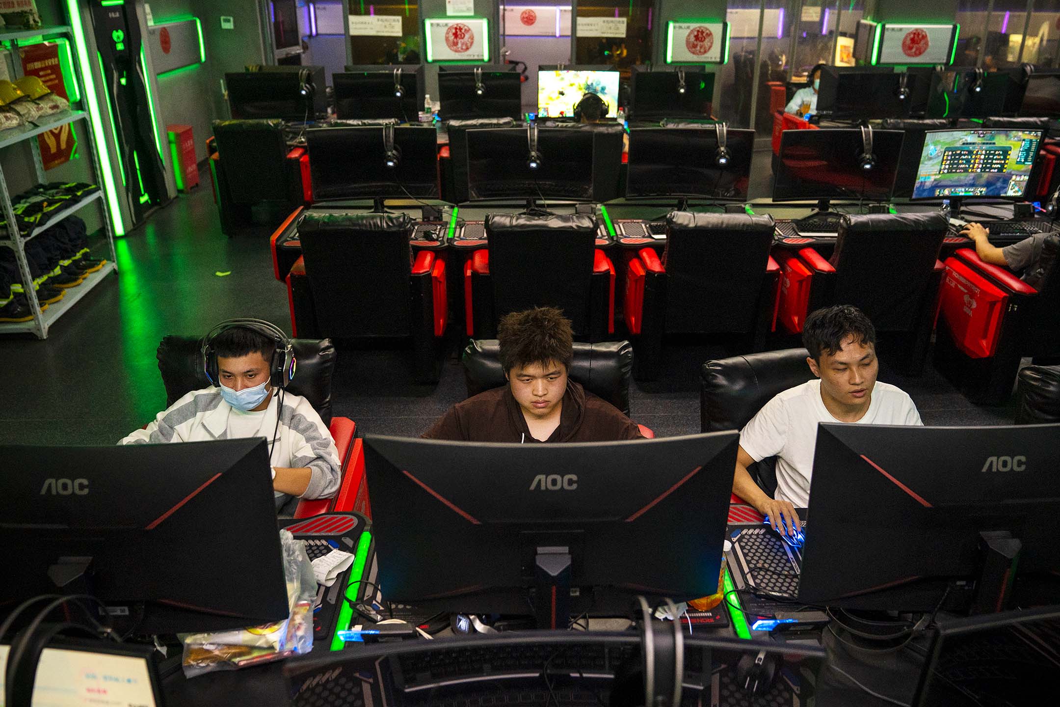 2021年9月11日,中國北京,年輕人在網吧玩電腦線上遊戲。攝:Andrea Verdelli/Getty Images