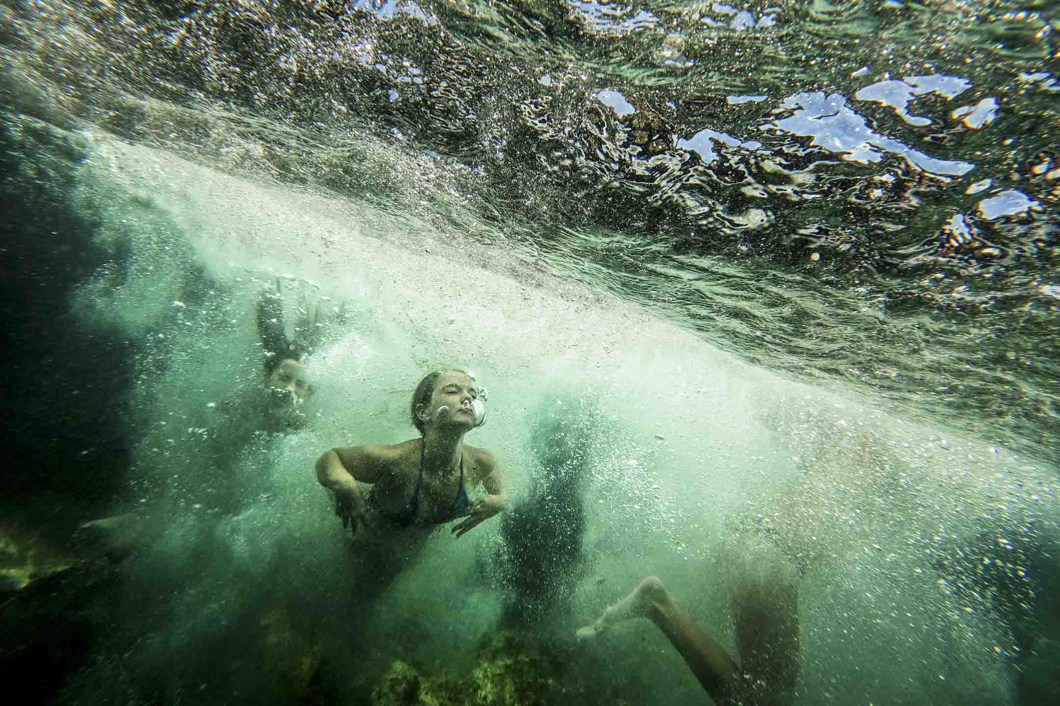 2023年12月14日，澳洲雪梨克洛夫利海灘，人們在水下游泳。 週末的一場嚴重的熱浪，預計將帶來更大的叢林火災風險。攝：Jenny Evans/Getty Images