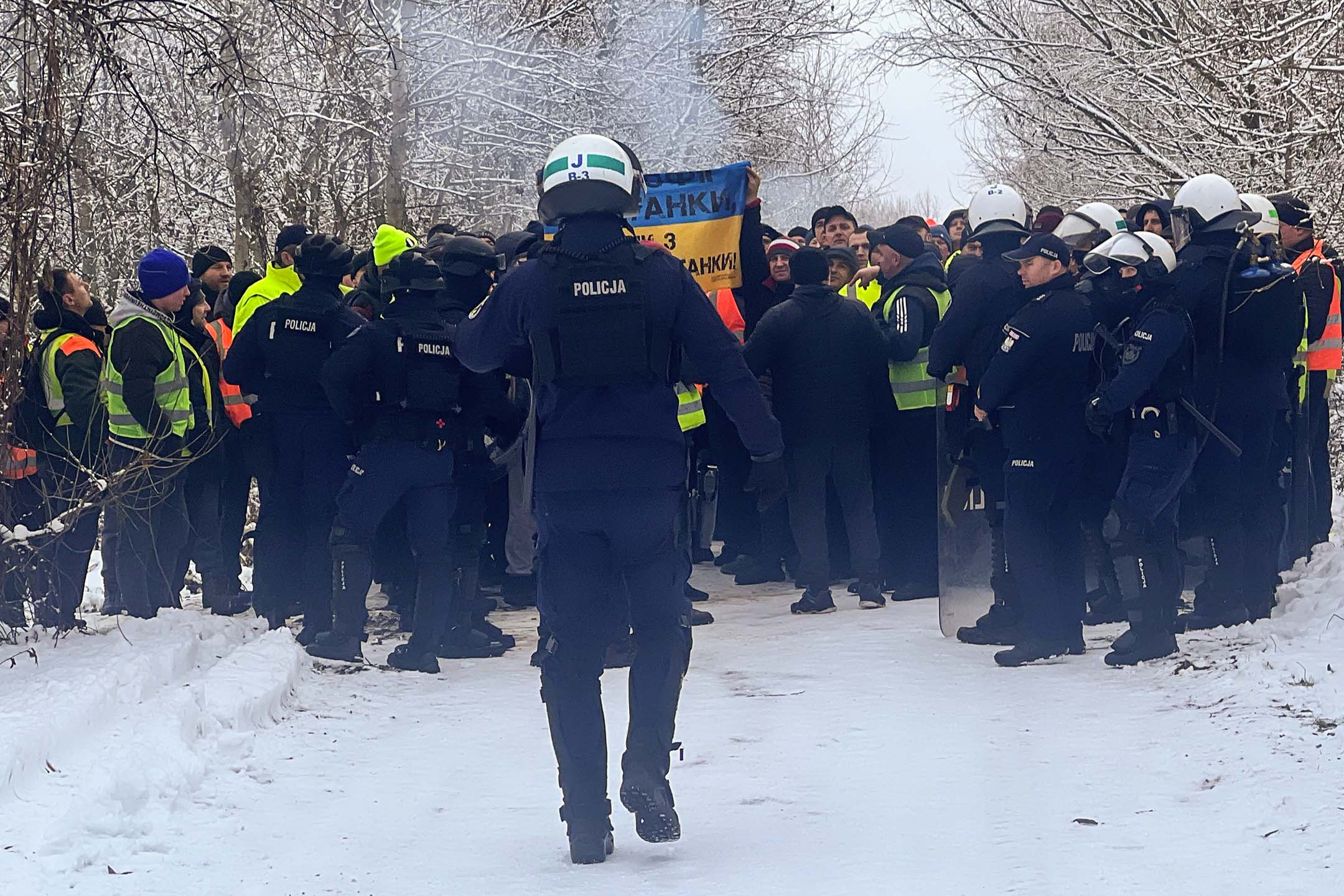 2023年12月1日，波蘭卡車司機封鎖波蘭與烏克蘭主要貨運過境點，警方在驅逐抗議人士。攝：Olha Dejneka/Suspilne Ukraine/JSC 