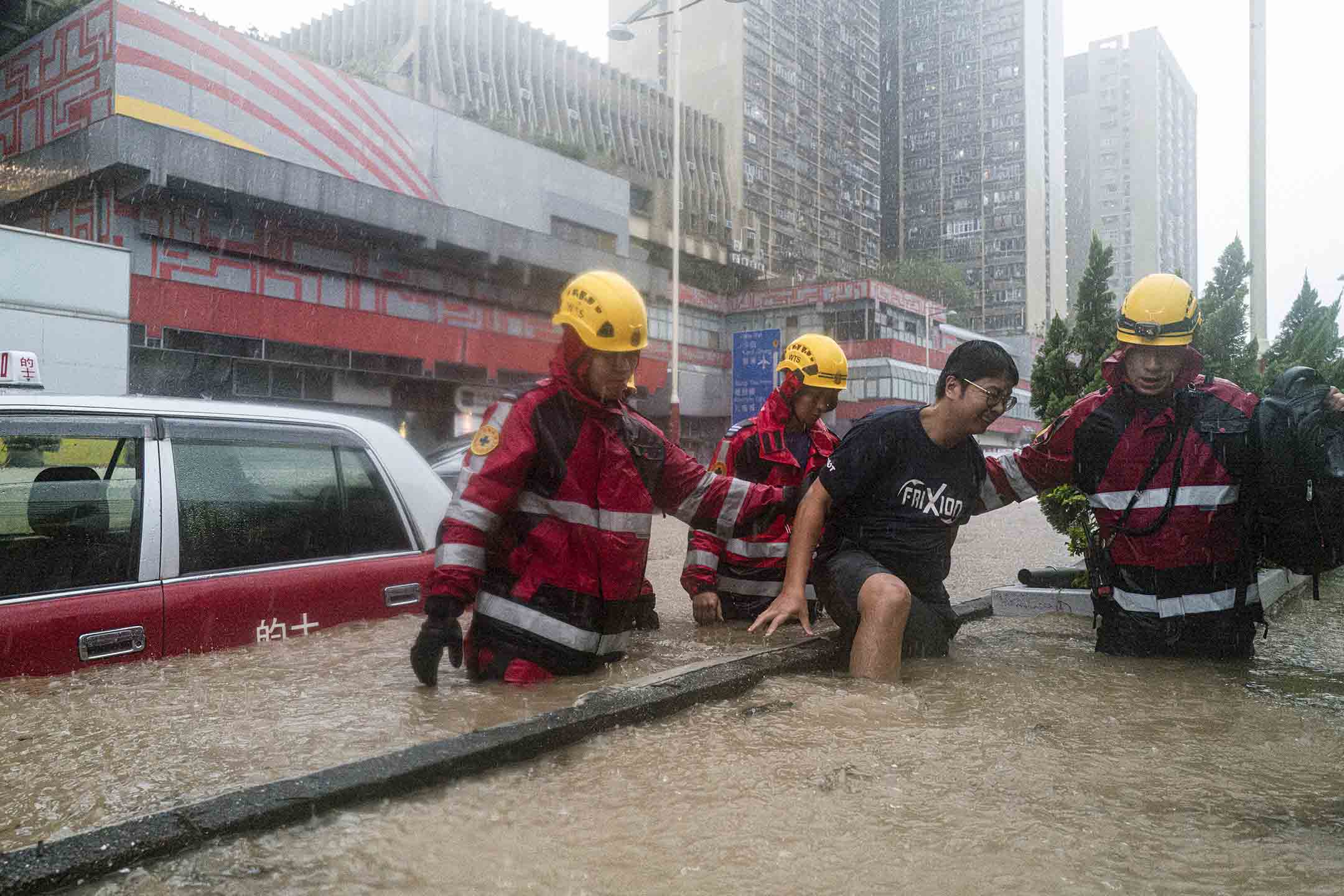 2023年9月8日，香港，消防員在暴雨中救助被洪水圍困的市民。攝：Lam Yik/Bloomberg via Getty Images