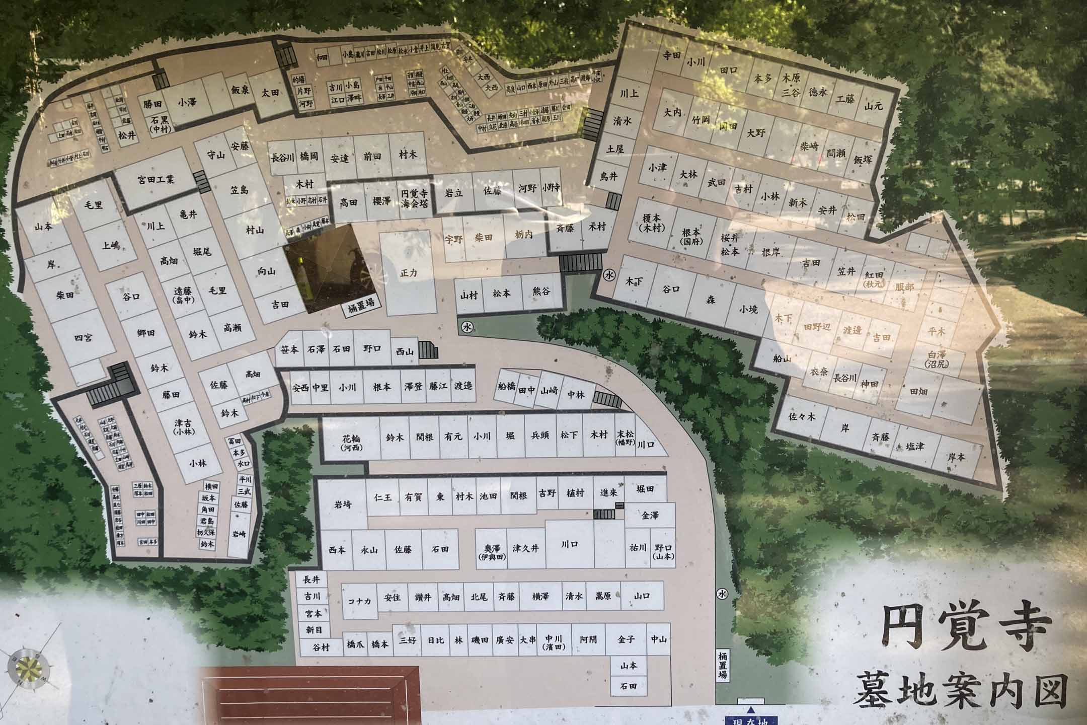 墓園的地圖標示上可方便找出各安躺於此的電影之神名字。攝影：李照興