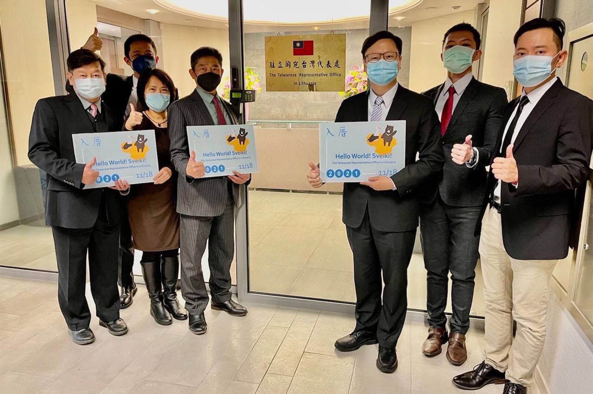 2021年11月18日,駐立陶宛台灣代表處開館當日,台灣駐立陶宛代表黃鈞耀(右3)與其他人在門前合照。圖:中華民國外交部