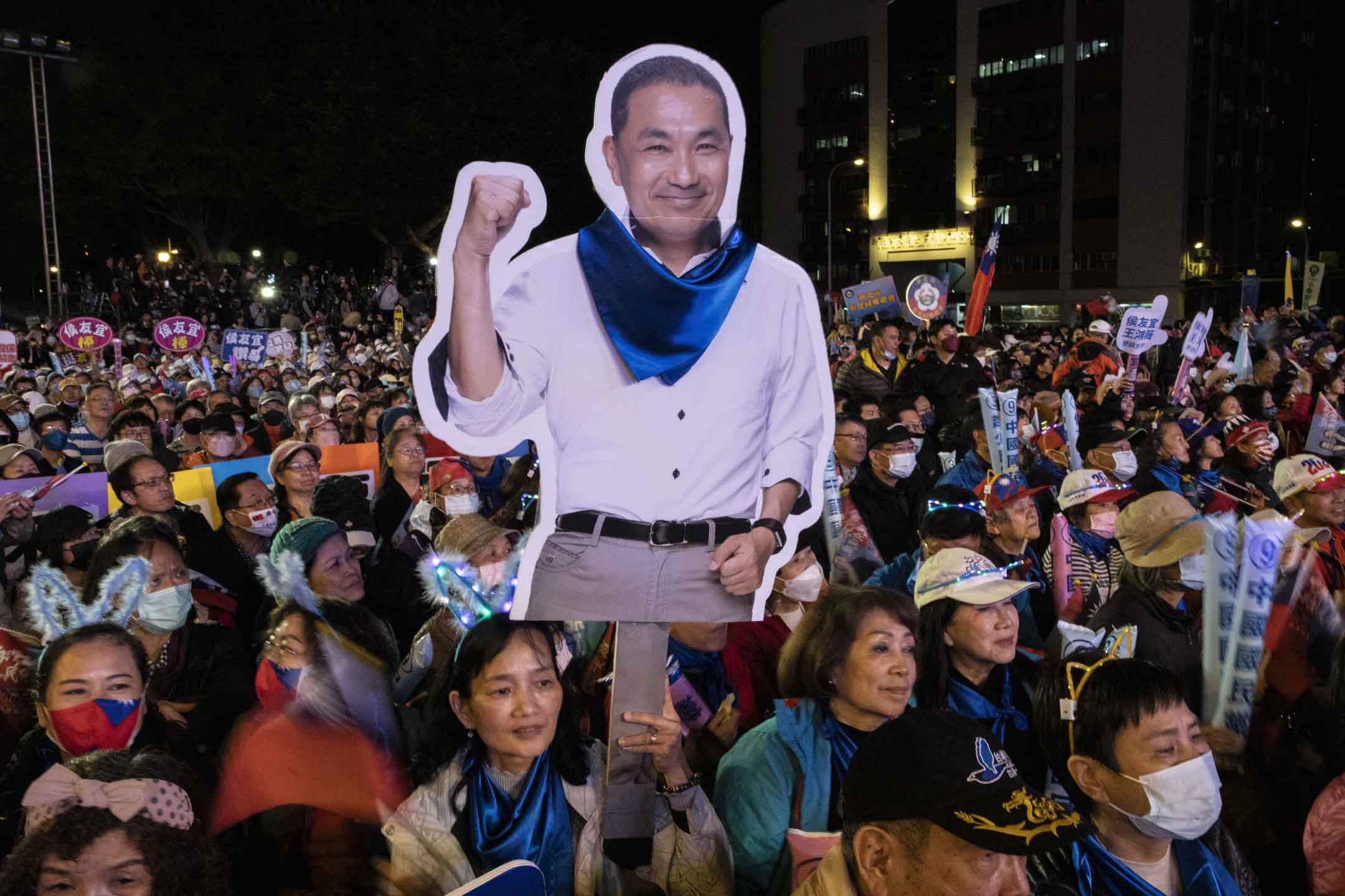 2024年1月12日，國民黨正副總統候選人侯友宜、趙少康在新北市板橋第一體育場舉辦「贏回中華民國 選前之夜」。攝：林振東/端傳媒