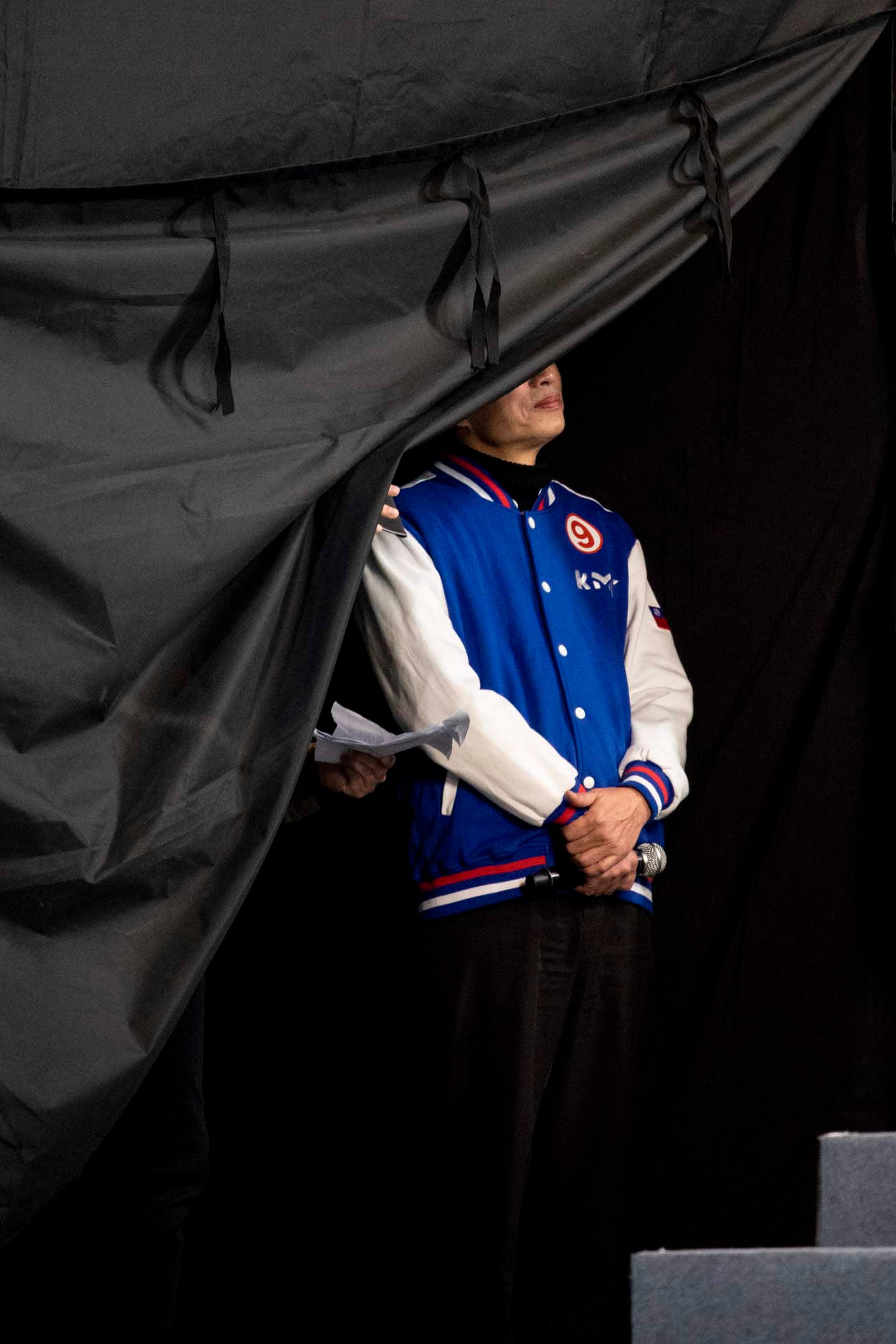 2024年1月12日，國民黨正副總統候選人侯友宜、趙少康在新北市板橋第一體育場舉辦「贏回中華民國 選前之夜」。攝：林振東/端傳媒