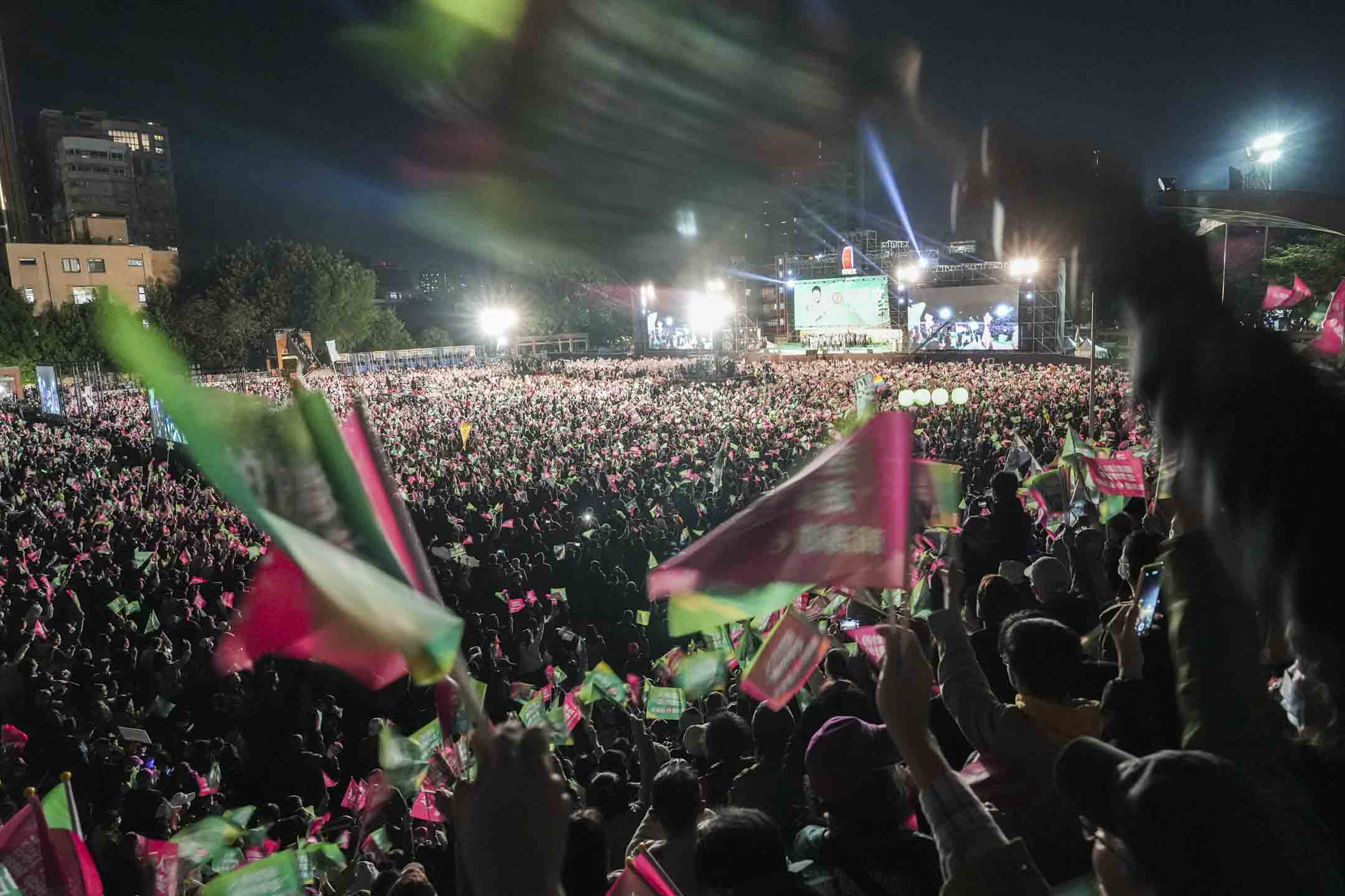 2024年1月12日，民進黨正副總統候選人賴清德、蕭美琴在新北市板橋第二體育場「台灣美德站出來，迎向勝利選前之夜」。攝：黃永俊/端傳媒