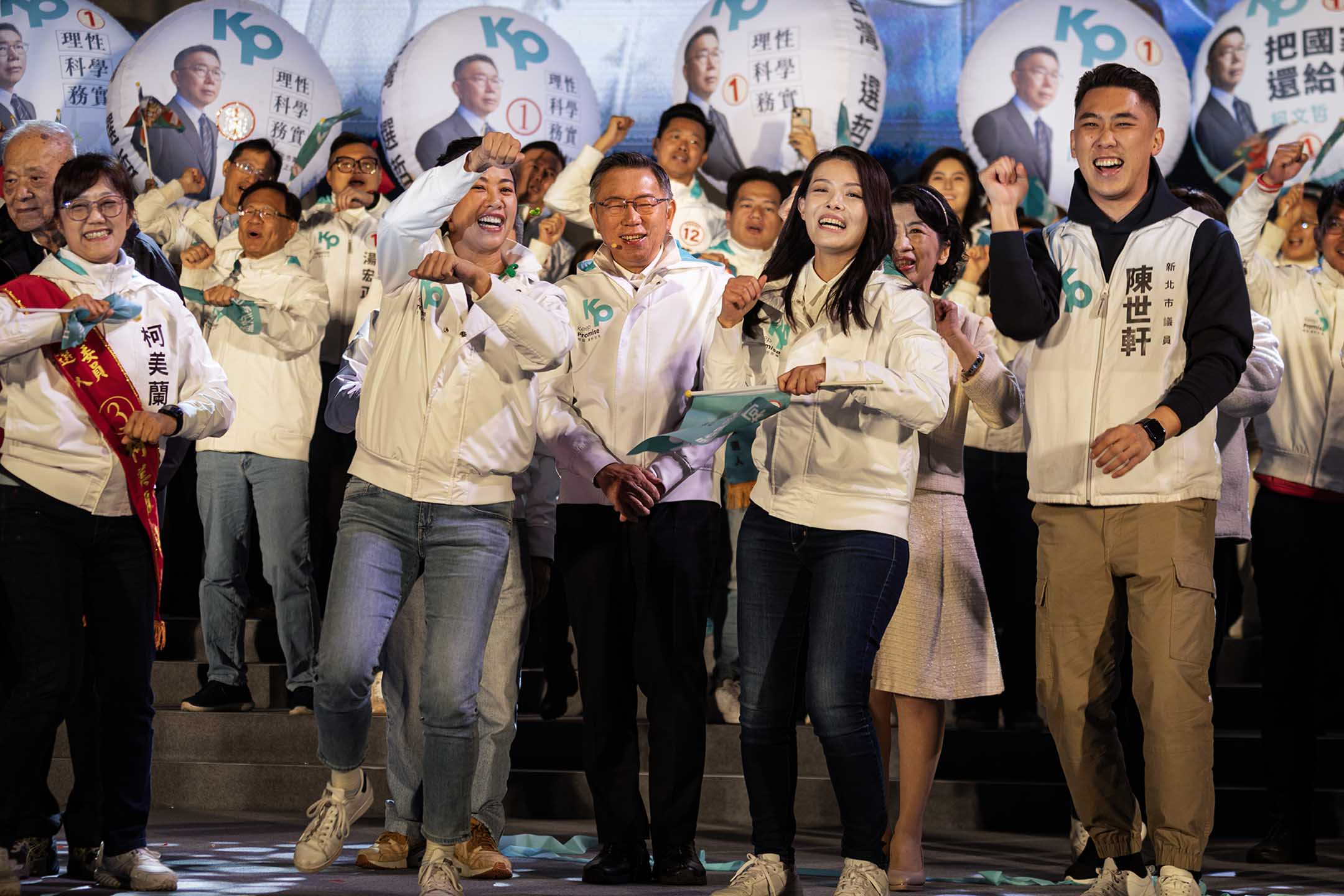 2024年1月12日，民眾黨正副總統候選人柯文哲、吳欣盈在台北市凱達格蘭大道舉辦「台灣選哲1定會贏 公民凱道之夜」。攝：陳焯煇/端傳媒