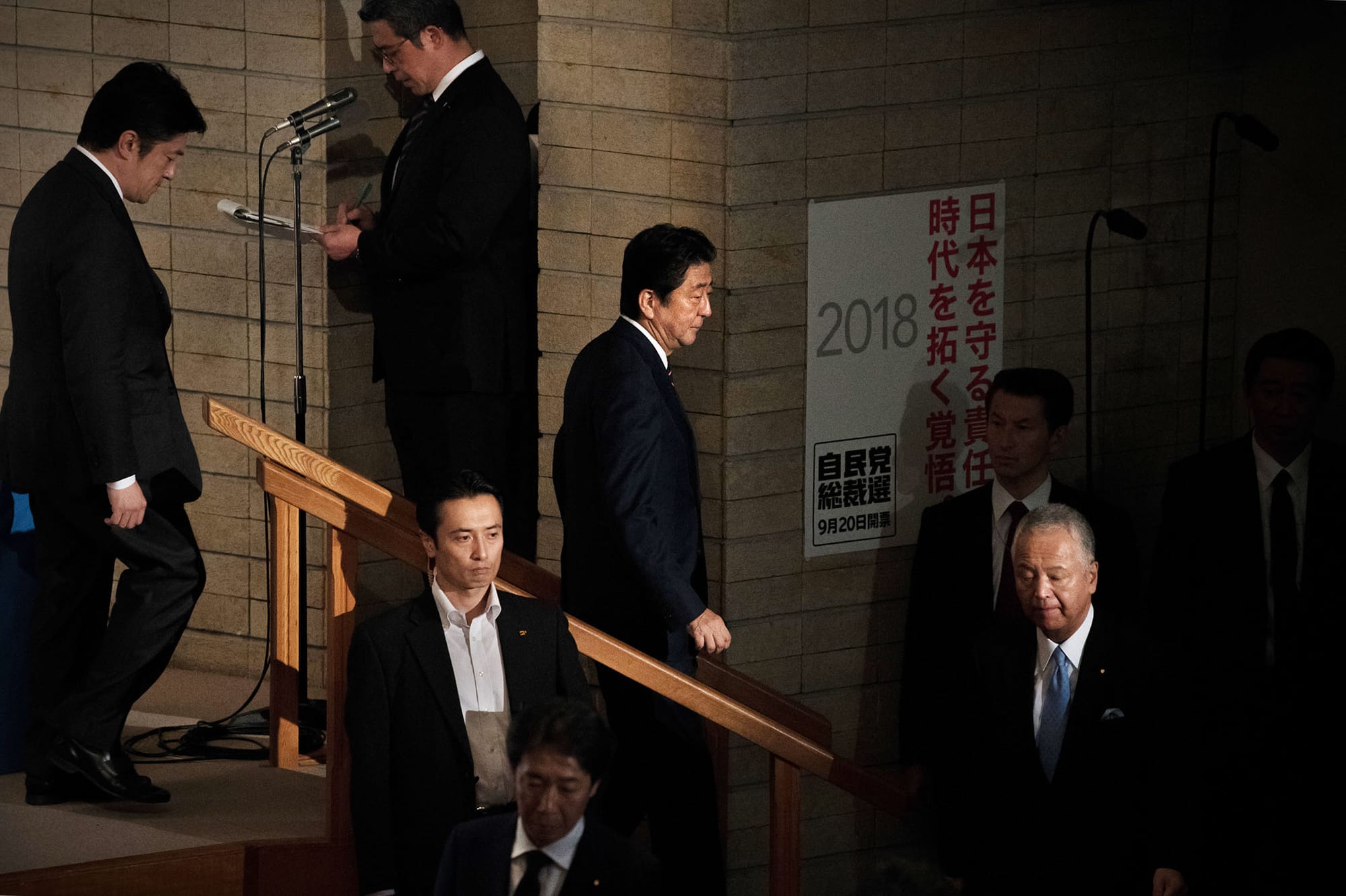 2018年9月20日，日本東京，時任首相安倍晉三（中）參加自民黨黨首選舉。攝：Carl Court/Getty Images