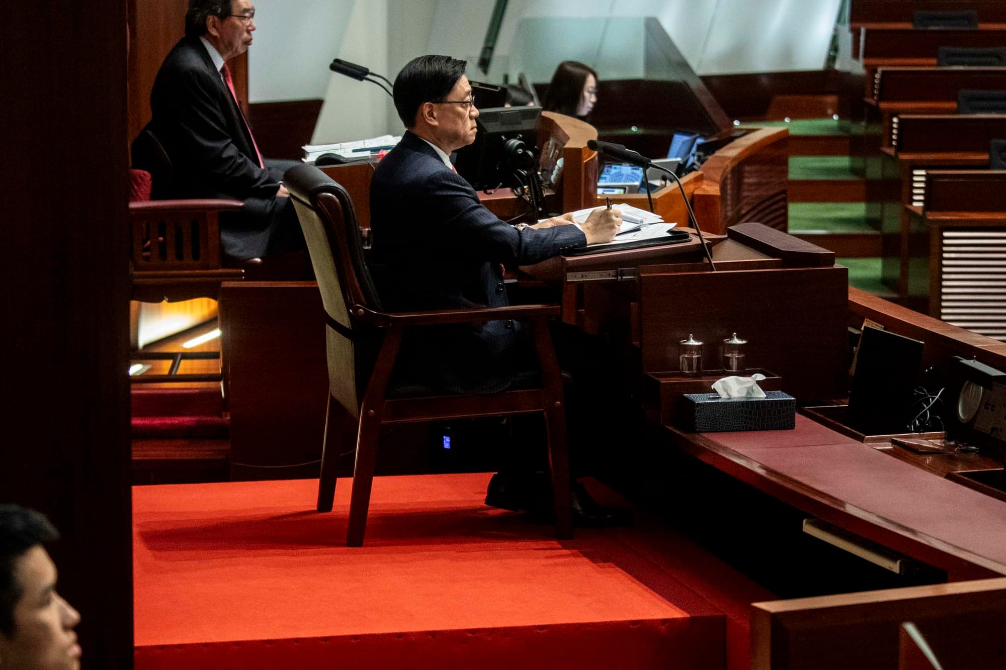 2024年1月25日,特首李家超出席立法會行政長官互動交流答問會,討論推動盛事經濟以及《基本法》23條立法。攝:林振東/端傳媒