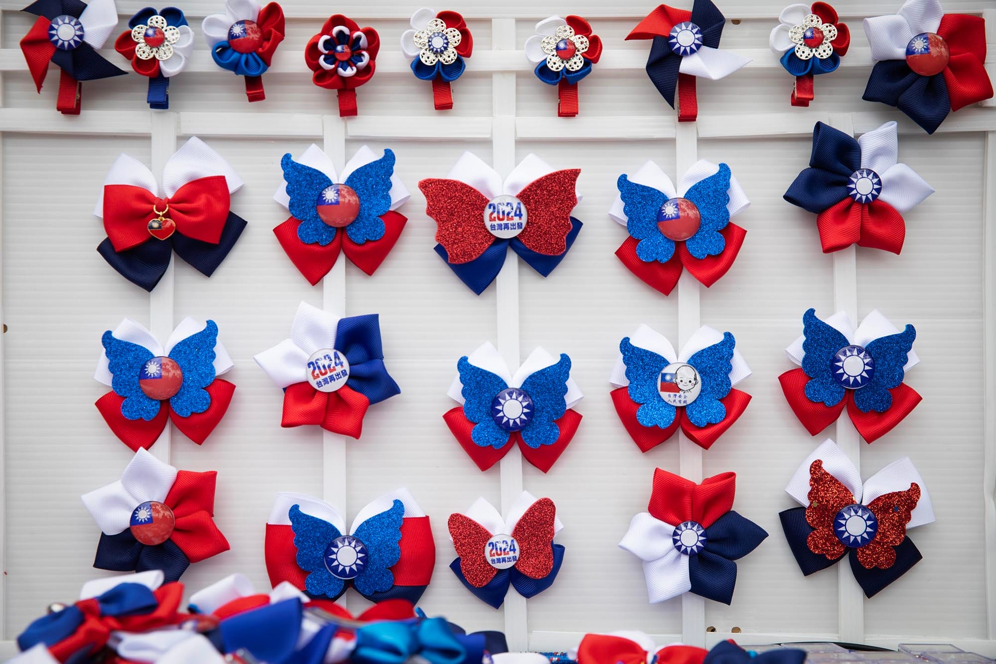 2023年11月12日，新竹，國民黨總統參選人侯友宜出席黨籍新竹市立委參選人鄭正鈐競總成立大會，攤販出售國民黨的紀念品。攝：陳焯煇/端傳媒