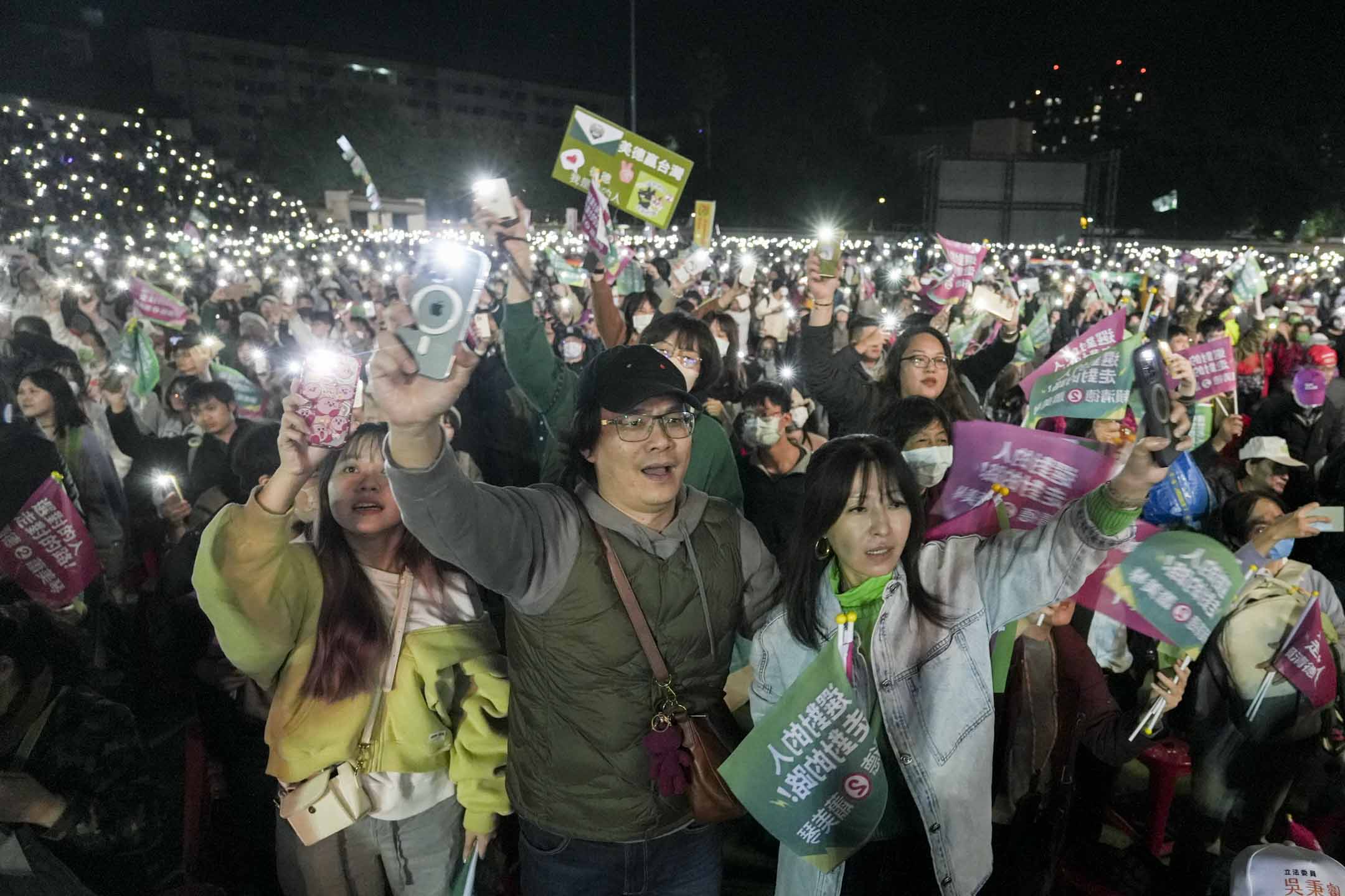 2024年1月12日，民進黨正副總統候選人賴清德、蕭美琴在新北市板橋第二體育場「台灣美德站出來，迎向勝利選前之夜」。攝：黃永俊/端傳媒