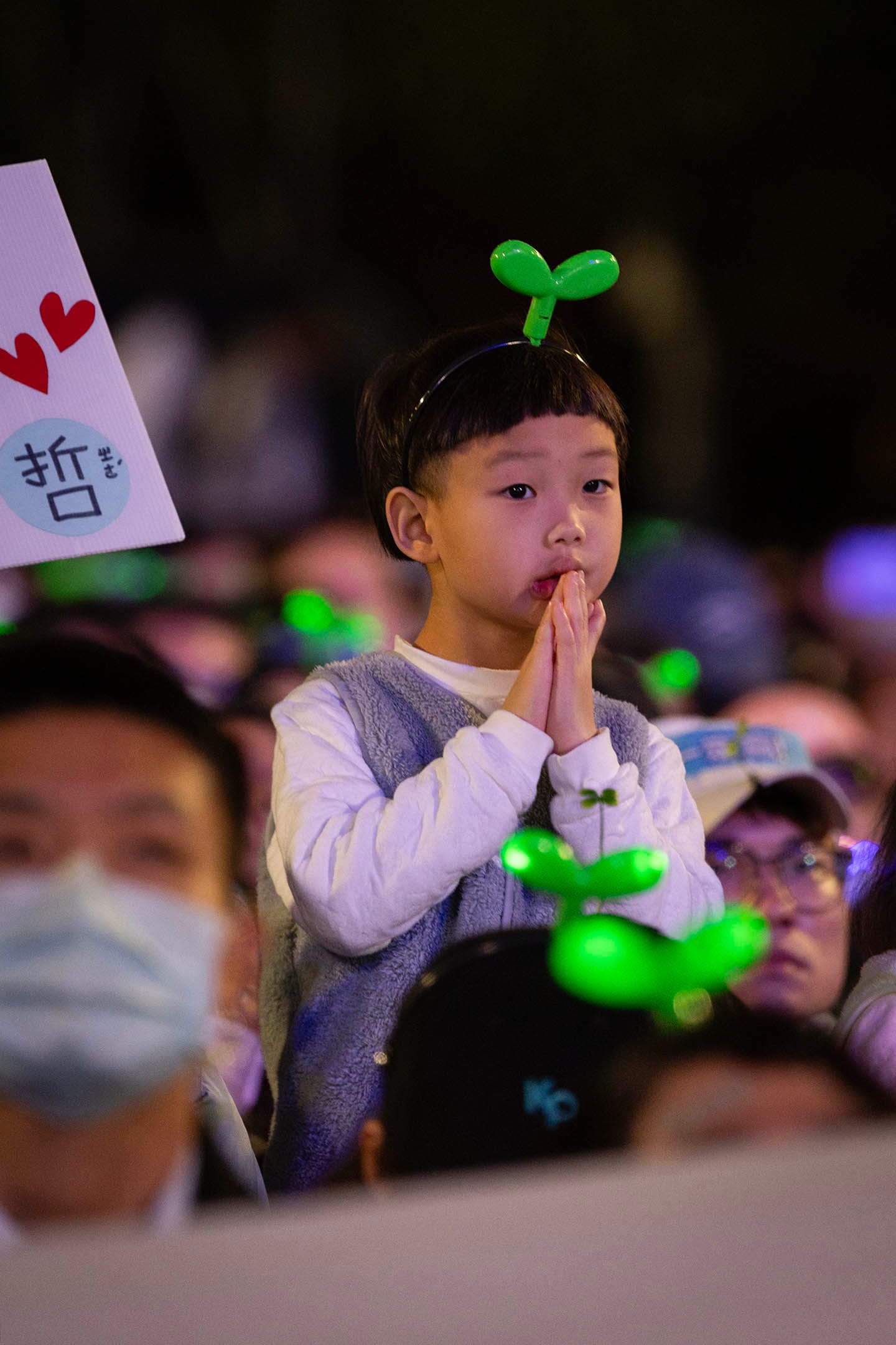 2024年1月12日，民眾黨正副總統候選人柯文哲、吳欣盈在台北市凱達格蘭大道舉辦「台灣選哲1定會贏 公民凱道之夜」。攝：陳焯煇/端傳媒