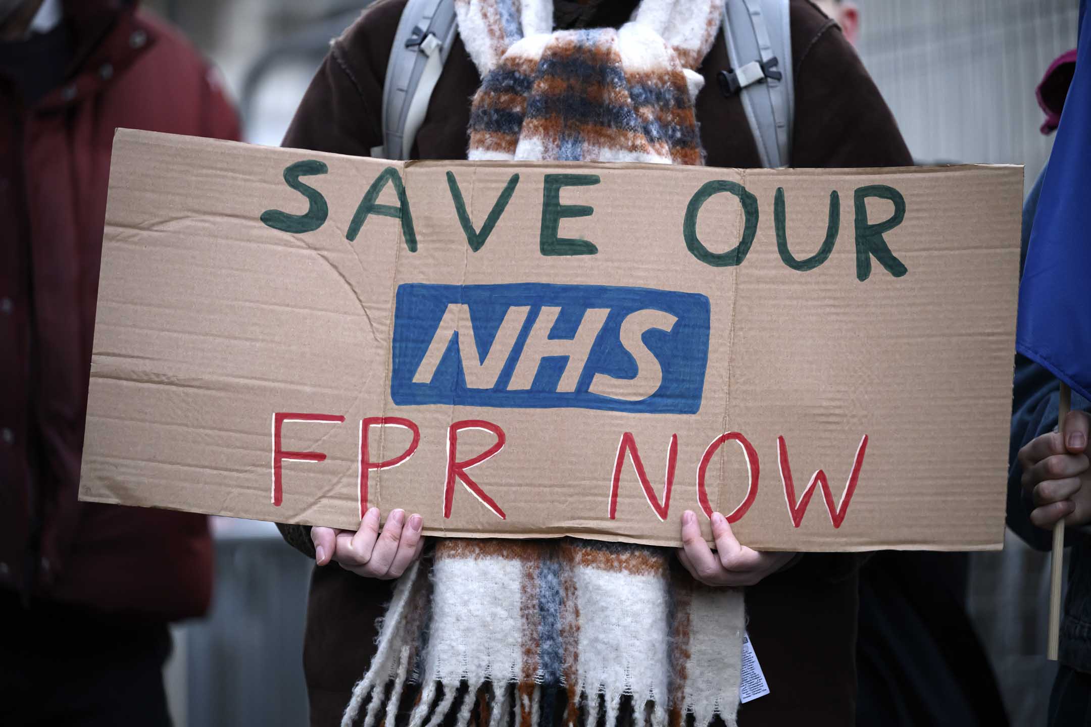 2024年1月3日，英國倫敦，年輕醫生和支持者聚集在聖托馬斯醫院外，開始為期 6 天的工資罷工。攝：Leon Neal/Getty Images