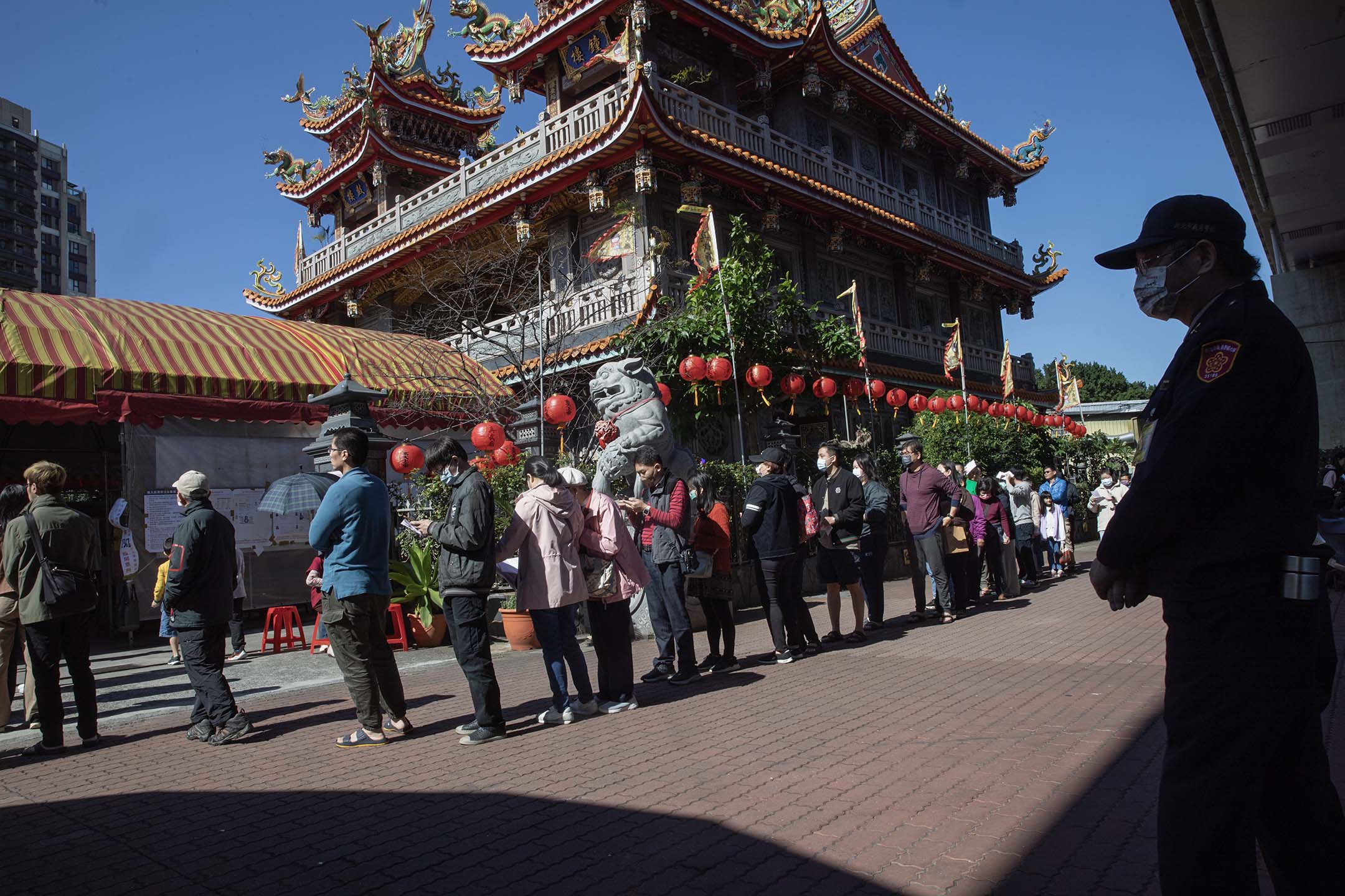 2024年1月13日,市民在板橋的投票所外排隊。攝:陳焯煇/端傳媒