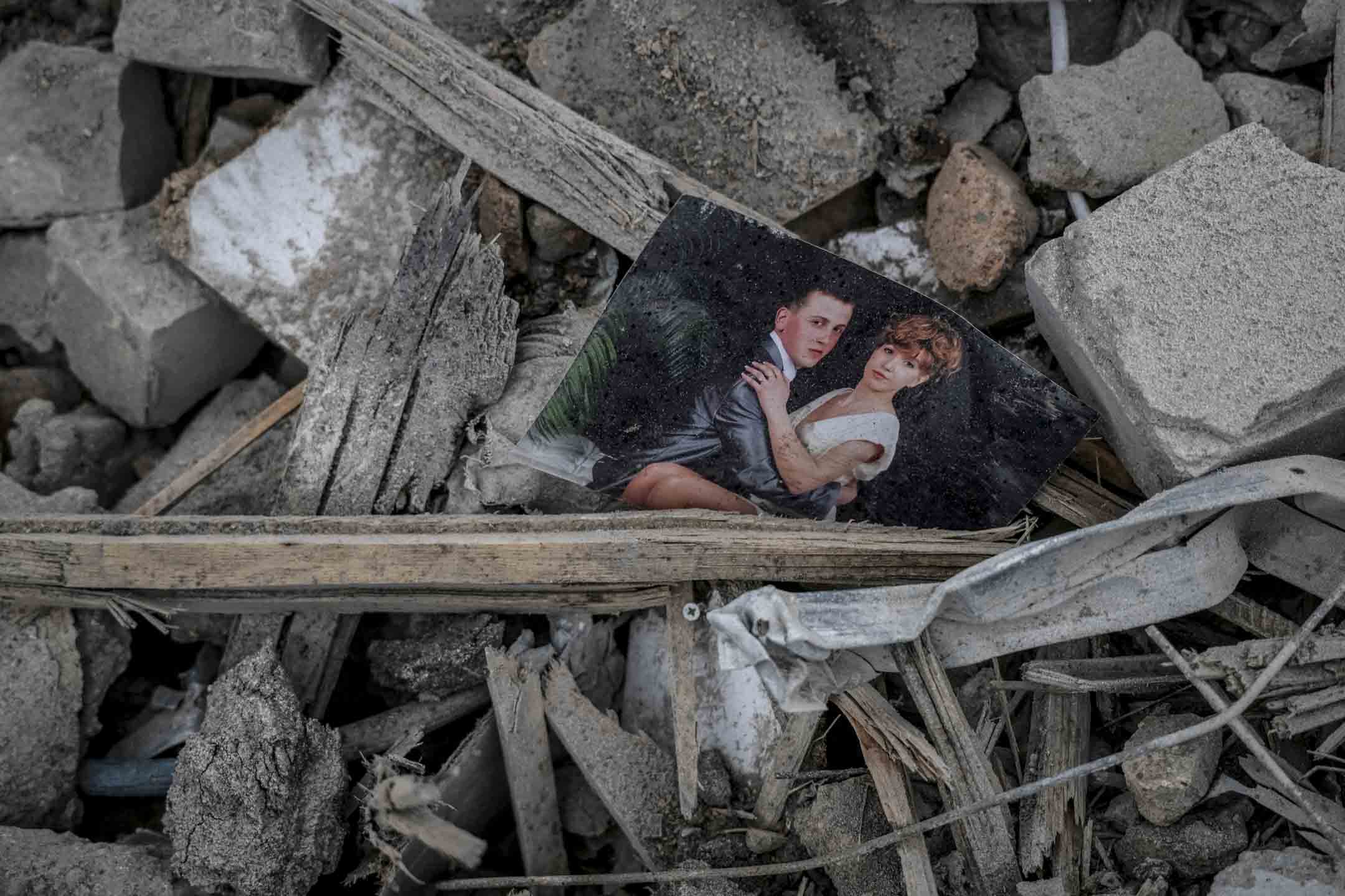 2024年1月7日,乌克兰顿内茨克地区,俄罗斯对乌克兰发动飞弹袭击,波克罗夫斯克镇附近的罗夫诺村地区,废墟中躺著一张照片。摄:Oleksandr Ratushniak/Reuters/达志影像