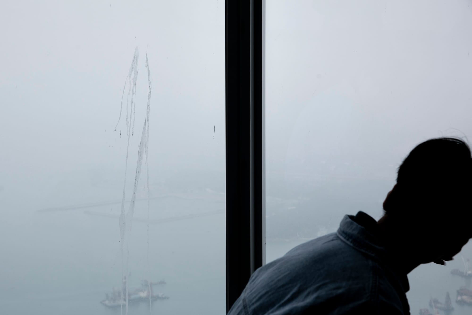 2024年1月30日，從天際100 香港觀景台上觀看大霧中的維港。攝：林振東/端傳媒