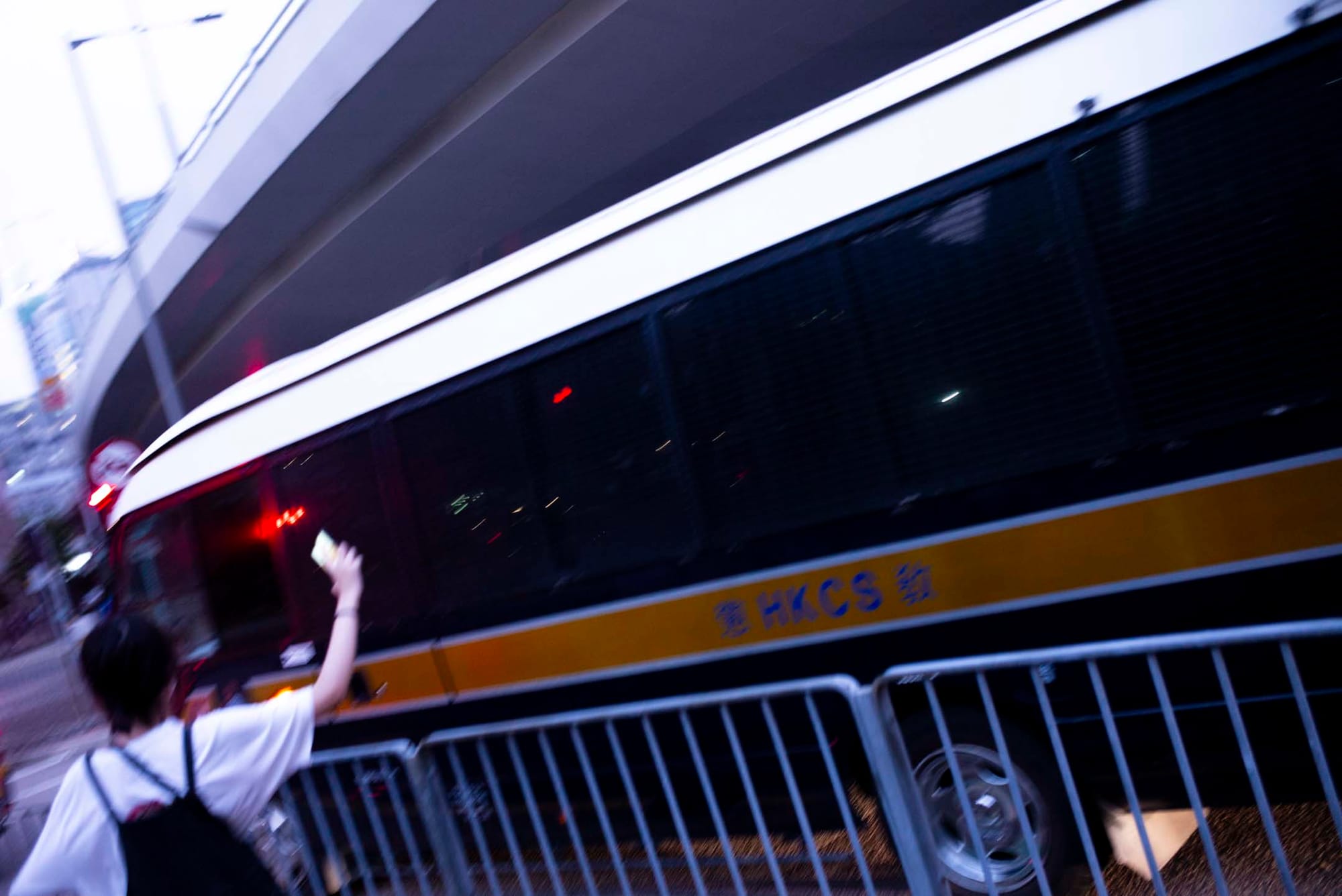 2021年﹐為囚車上的人送行的人。攝:林振東/端傳媒