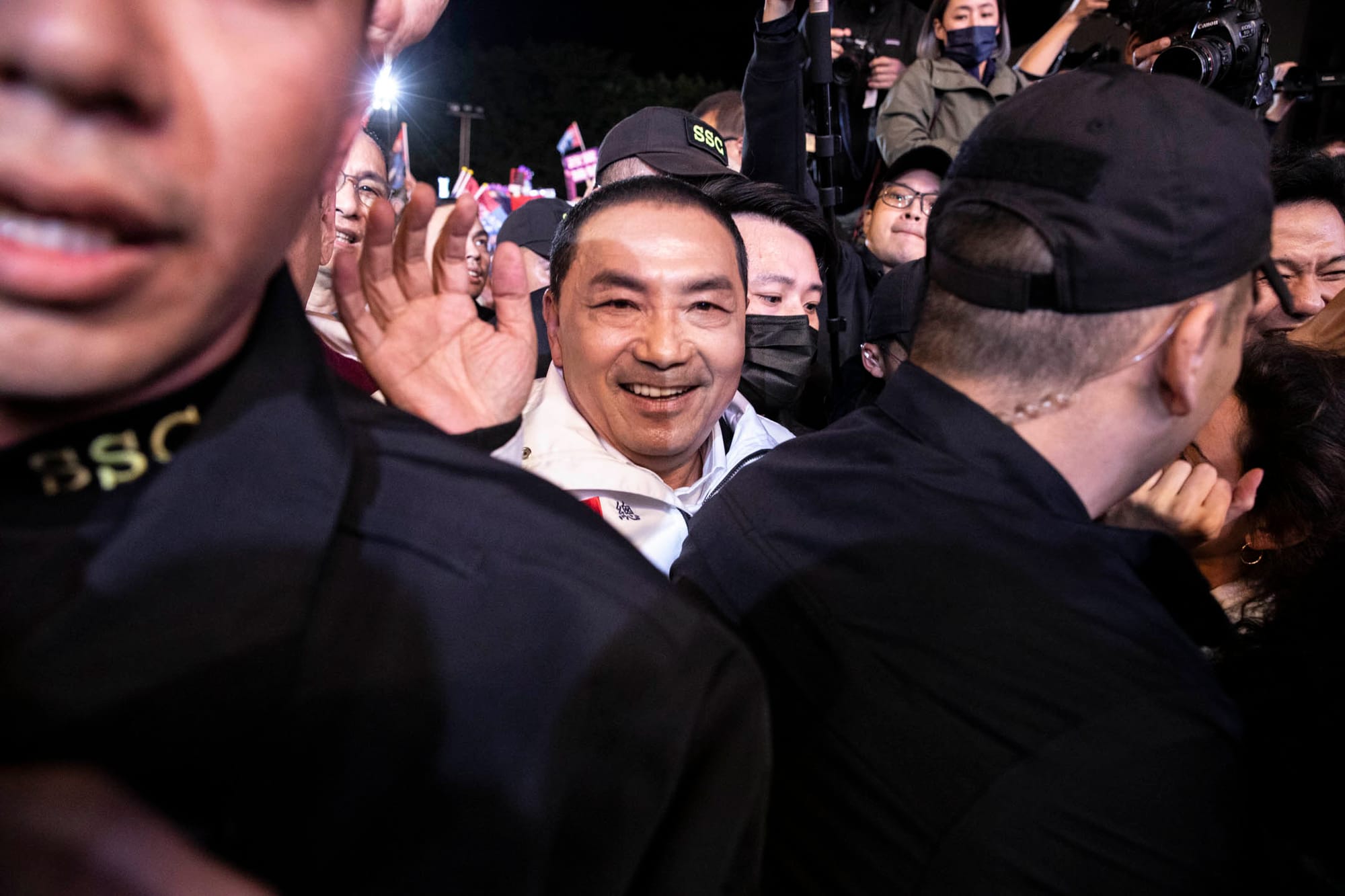 2024年1月12日，國民黨正副總統候選人侯友宜、趙少康在新北市板橋第一體育場舉辦「贏回中華民國 選前之夜」。攝：林振東/端傳媒