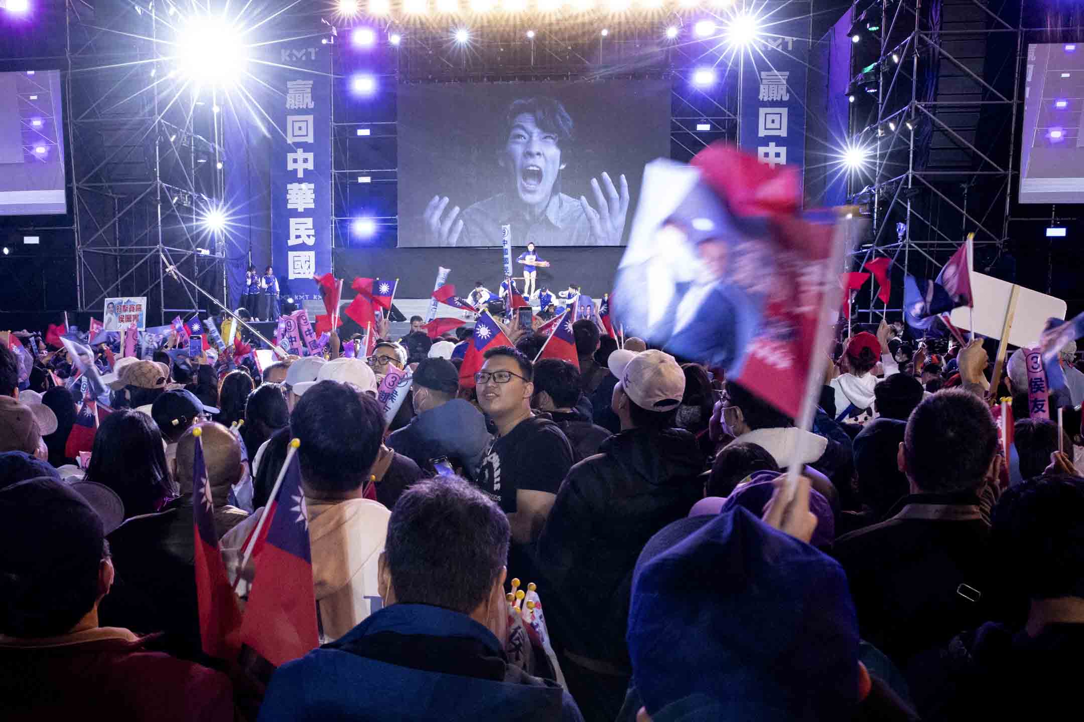 2024年1月12日，國民黨正副總統候選人侯友宜、趙少康在新北市板橋第一體育場舉辦「贏回中華民國 選前之夜」。攝：林振東/端傳媒