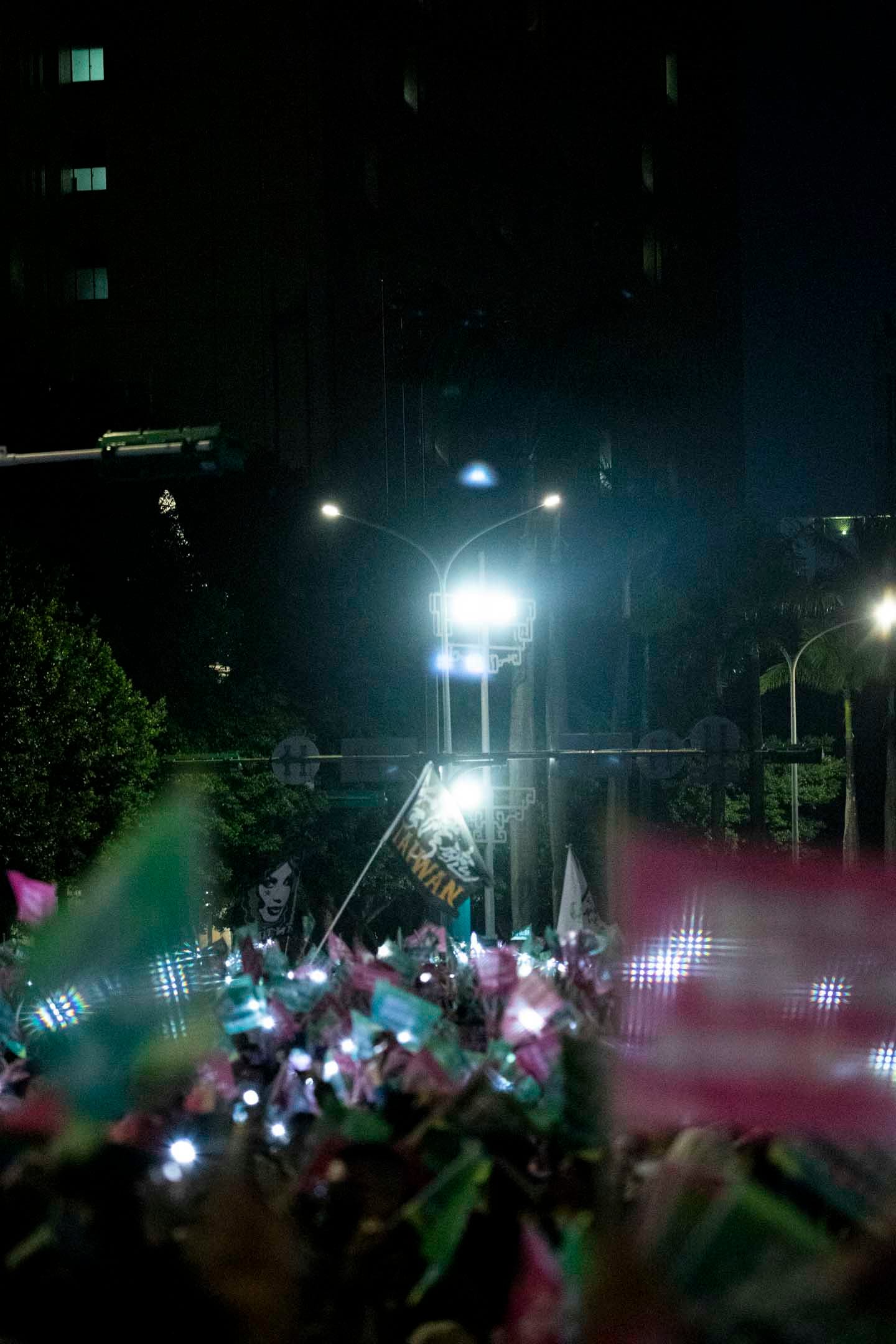 2024年1月11日，民進黨正副總統候選人賴清德、蕭美琴在台北市凱達格蘭大道舉辦「護國之夜」。攝：林振東/端傳媒