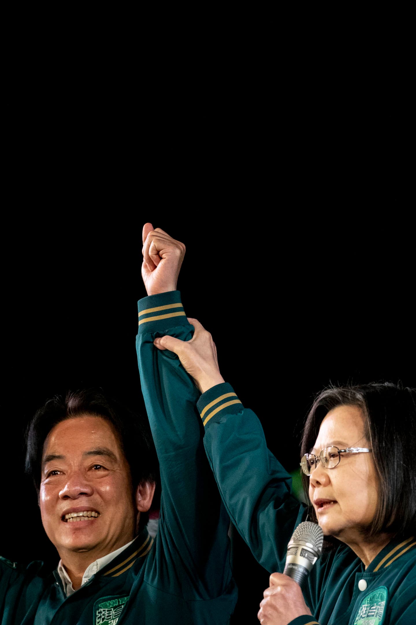 2024年1月11日，民進黨正副總統候選人賴清德、蕭美琴在台北市凱達格蘭大道舉辦「護國之夜」。攝：林振東/端傳媒