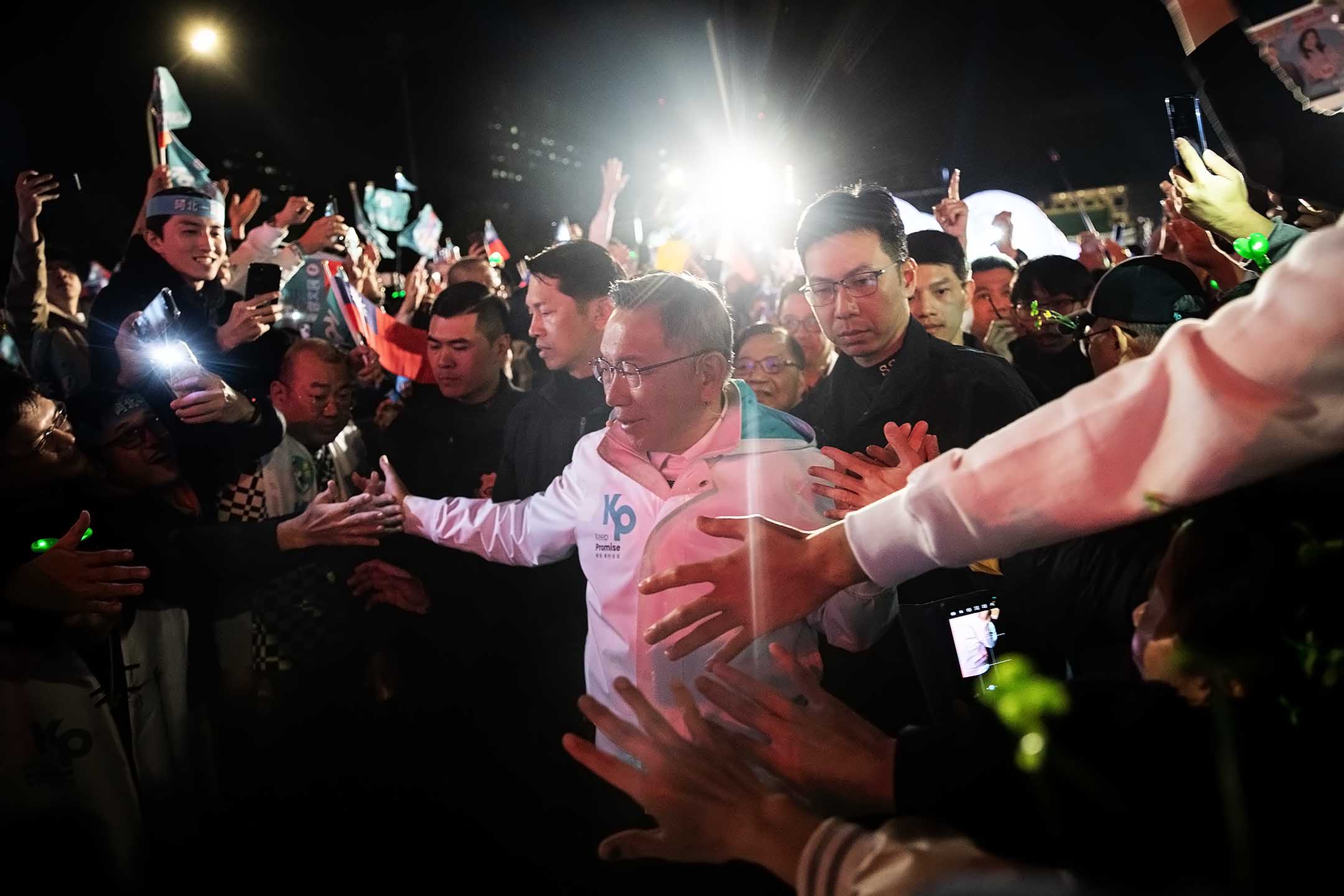 2024年1月12日，民眾黨正副總統候選人柯文哲、吳欣盈在台北市凱達格蘭大道舉辦「台灣選哲1定會贏 公民凱道之夜」。攝：陳焯煇/端傳媒