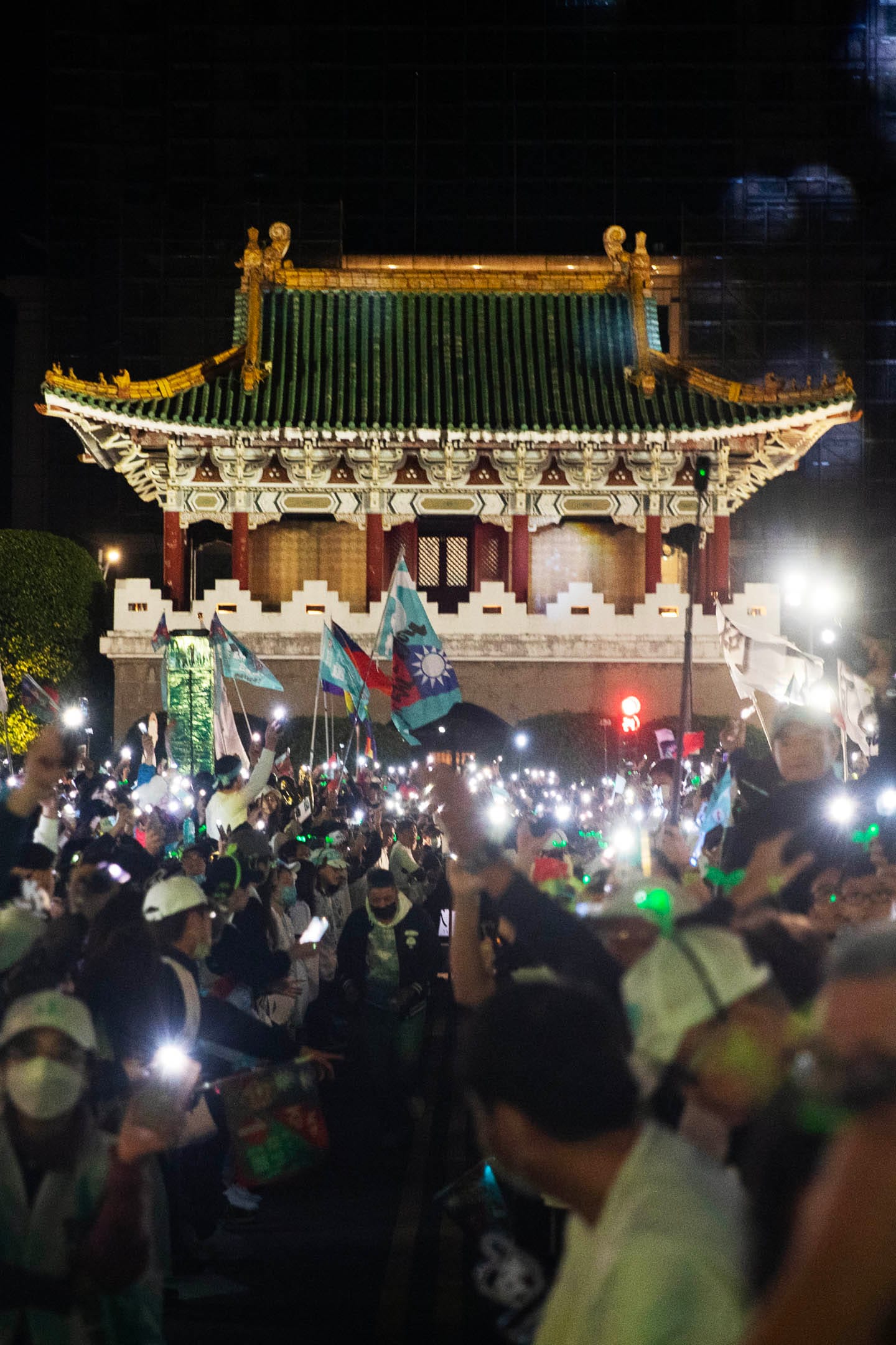 2024年1月12日，民眾黨正副總統候選人柯文哲、吳欣盈在台北市凱達格蘭大道舉辦「台灣選哲1定會贏 公民凱道之夜」。攝：陳焯煇/端傳媒