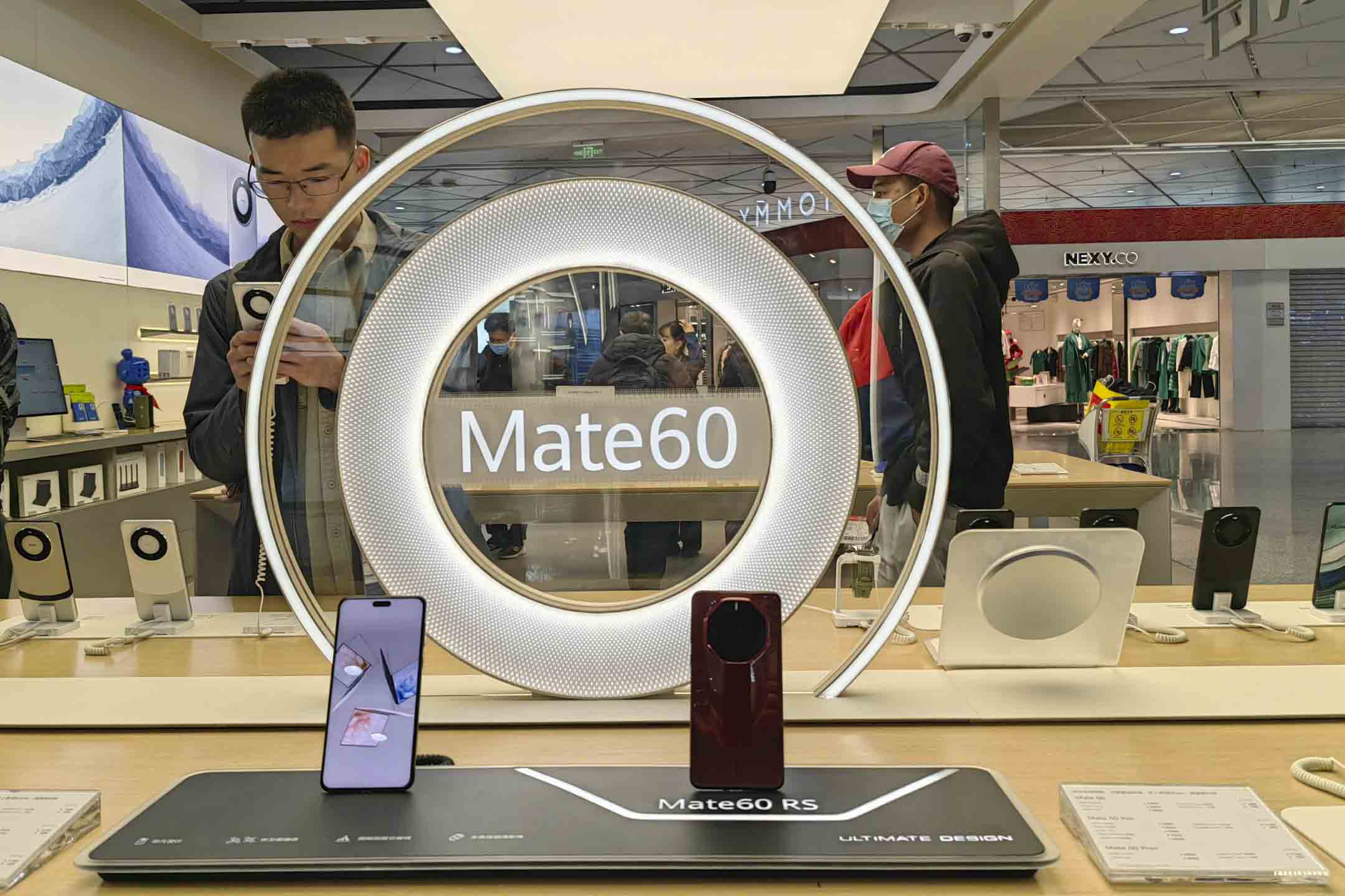2023年11月19日，中國西安的華為專賣店，市民在選購 Mate 60 Pro 手機。攝：CFOTO/Future Publishing via Getty Images
