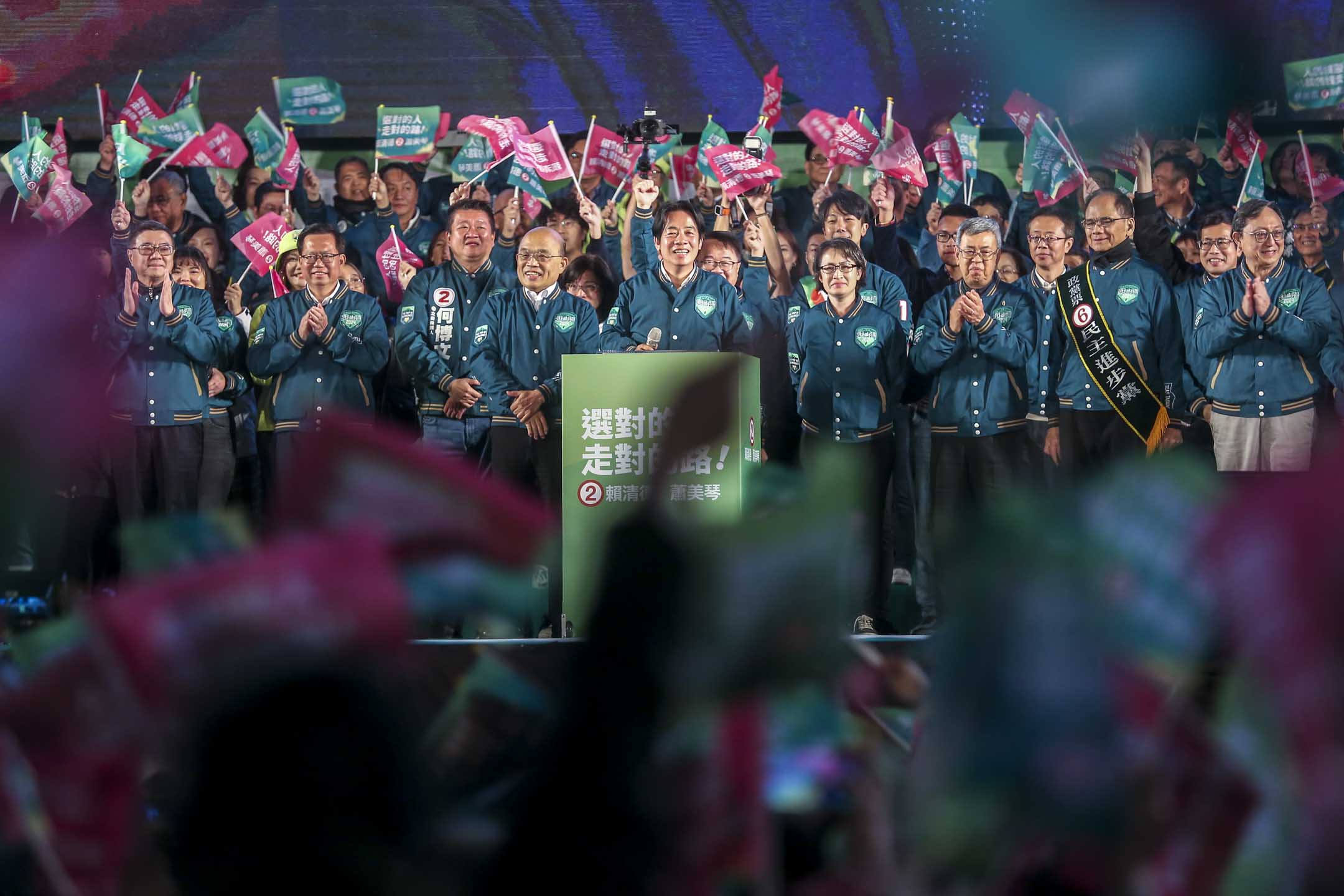 2024年1月12日，民進黨正副總統候選人賴清德、蕭美琴在新北市板橋第二體育場「台灣美德站出來，迎向勝利選前之夜」。攝：黃永俊/端傳媒