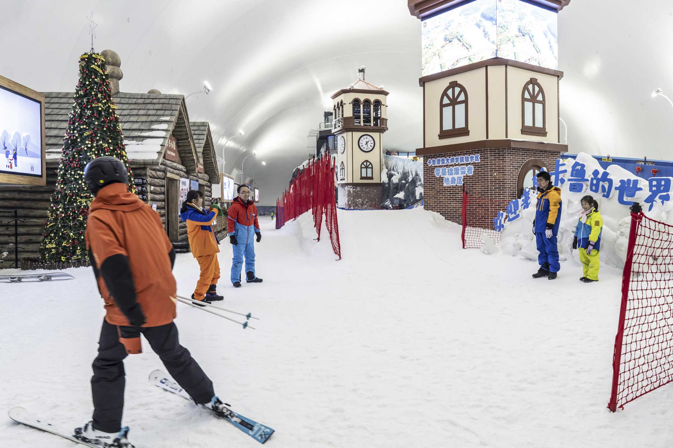 2024年1月20日,中國深圳卡魯冰雪世界室內滑雪場,是熱門的港人北上消費的地方。攝:Qilai Shen/Bloomberg via Getty Images