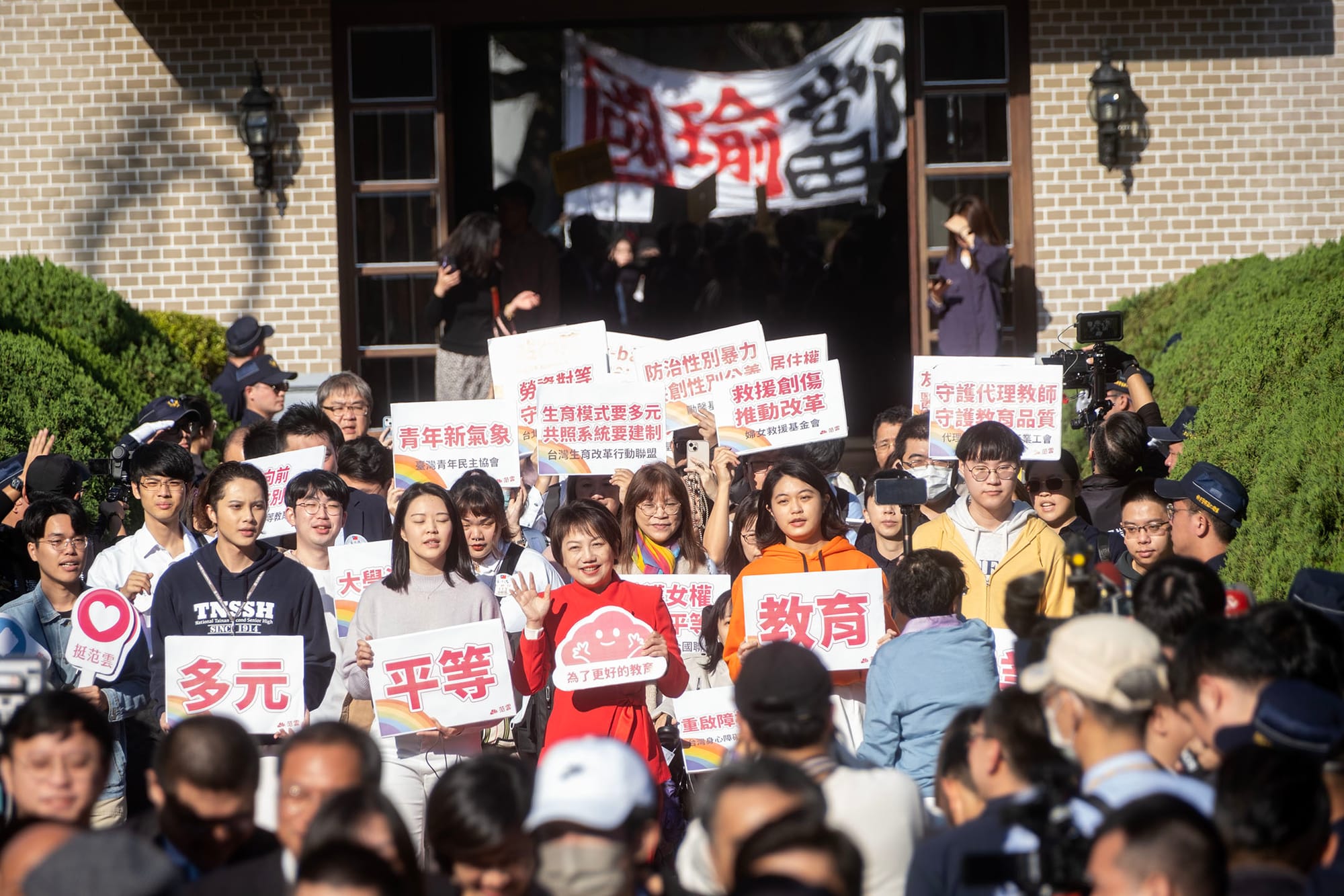 2024年2月1日，立法院，第11届立委今天报到并宣誓就职，立院外有反对韩国瑜的示威。摄：陈焯煇/端传媒