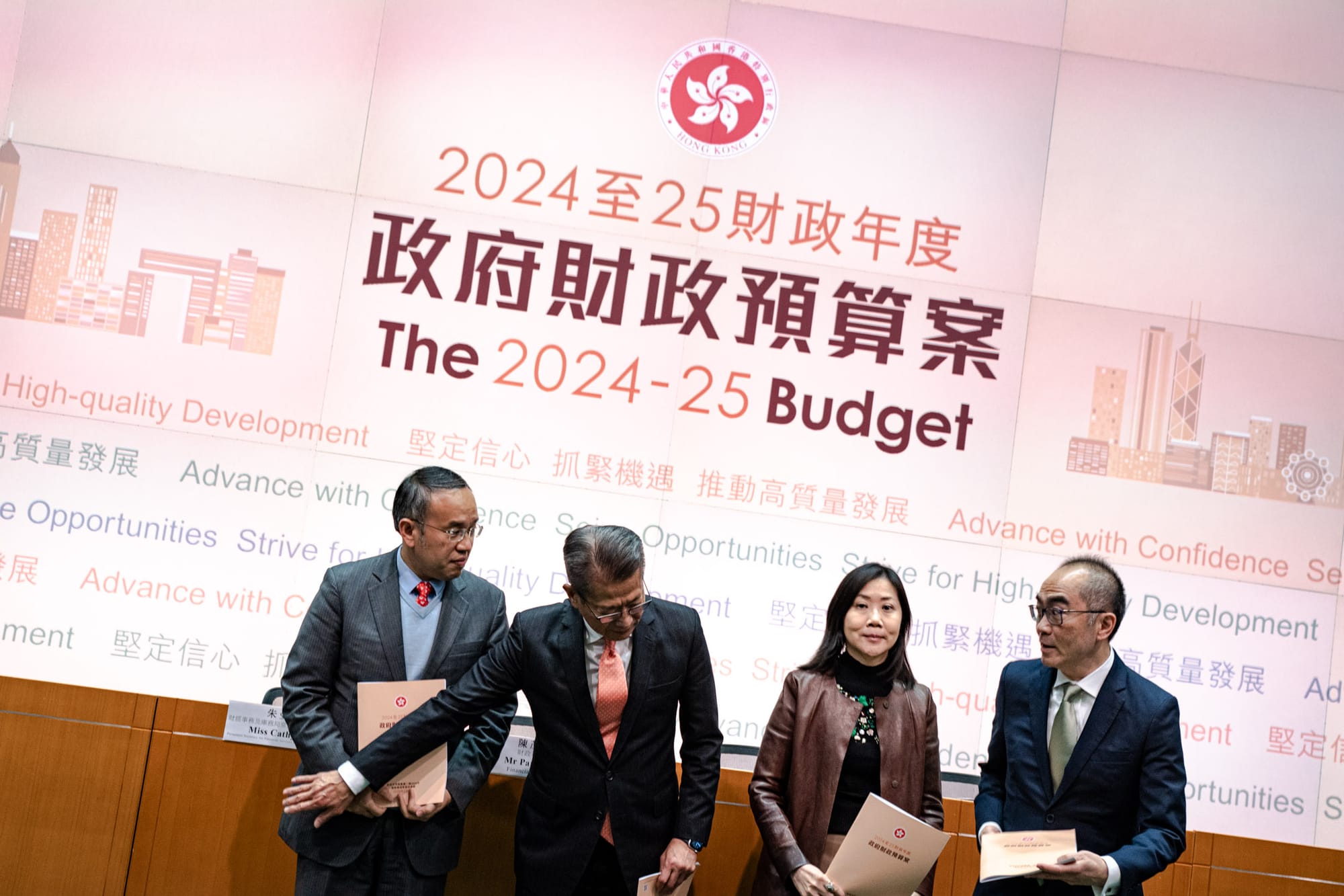 2024年2月28日,財政司司長陳茂波(左2),發表本屆任內第二份財政預算案後,連同其他政府官員,在政府總部舉辦記者會。攝:Ryan Lai/端傳媒