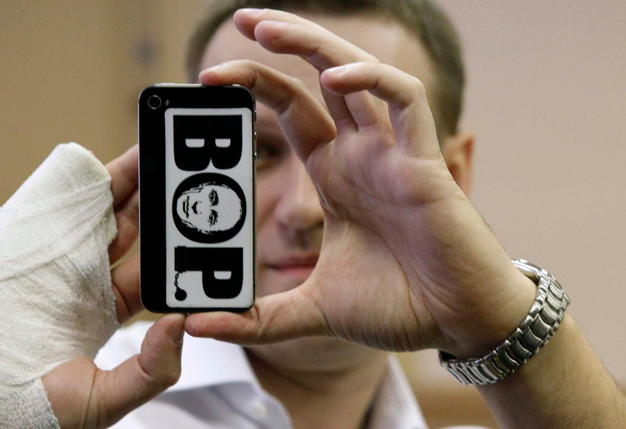 2013年4 月17 日,俄羅斯反對派領袖納瓦尼(Alexei Navalny) 抵達基洛夫市法庭聽證會後用手機拍照。攝:Maxim Shemetov/Reuters/達志影像