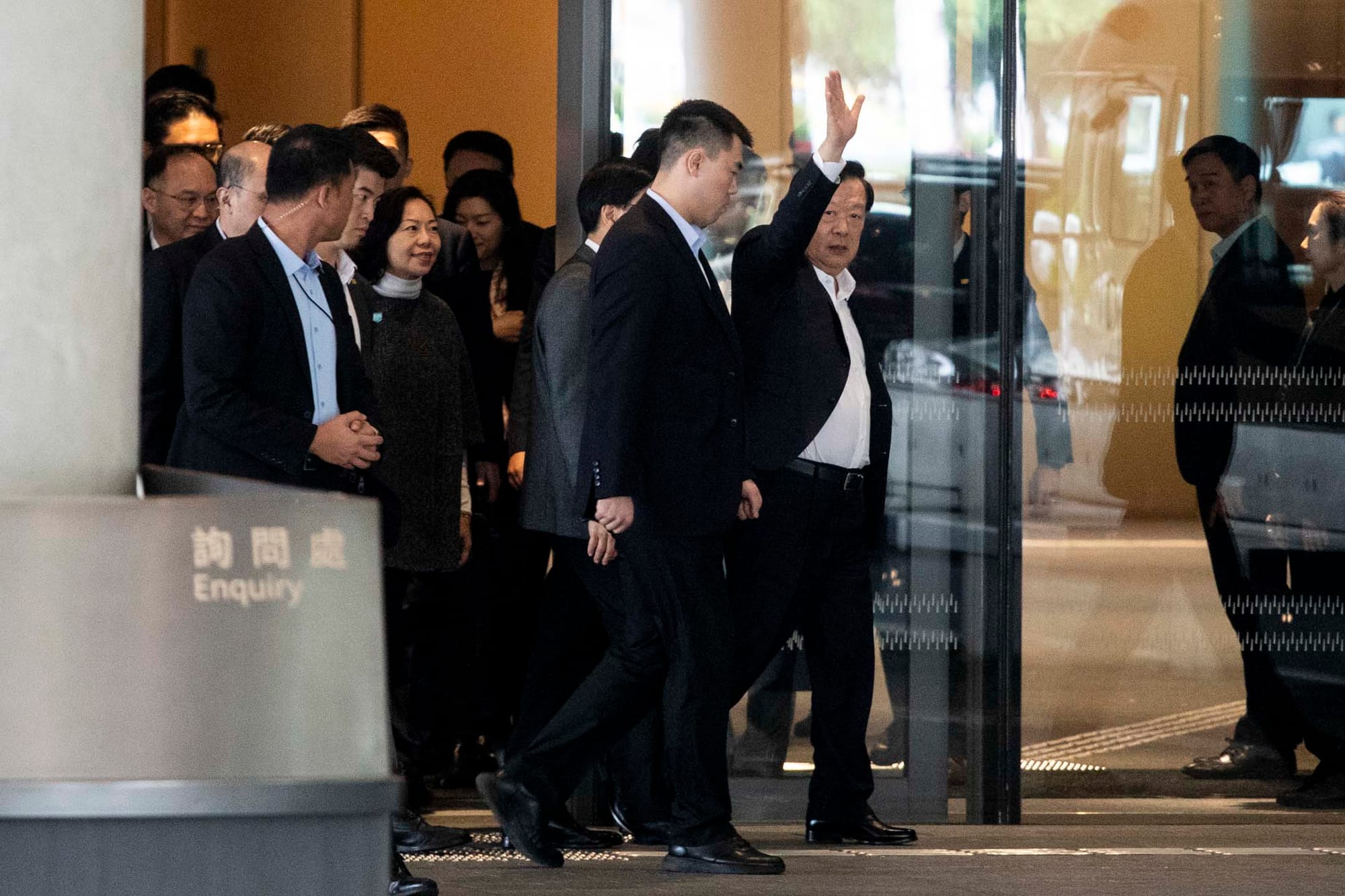 2024年2月27日，國務院港澳辦主任夏寶龍在港繼續第6天考察，到達西九故宮博物館參觀及與西九管理局管理層交流後，再與大約30名青年交流離開。攝：林振東/端傳媒