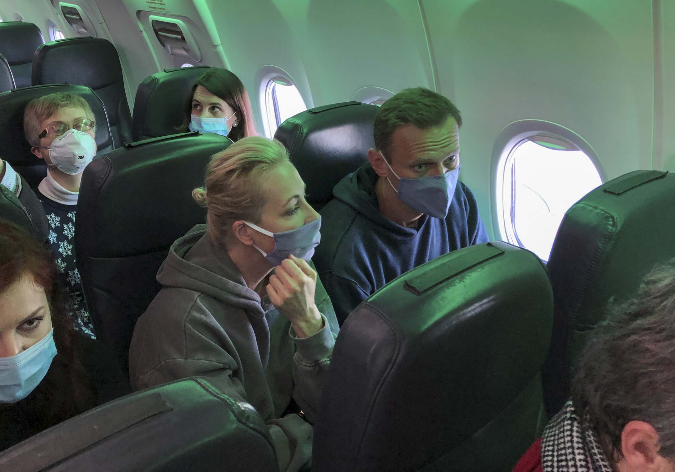 2021年1月17日,俄羅斯反對派領袖納瓦尼(Alexei Navalny) 和他的妻子尤利婭·納瓦納亞(Yulia Navalnaya) 在從柏林飛往莫斯科的飛機上。攝:Polina Ivanova/Reuters/達志影像