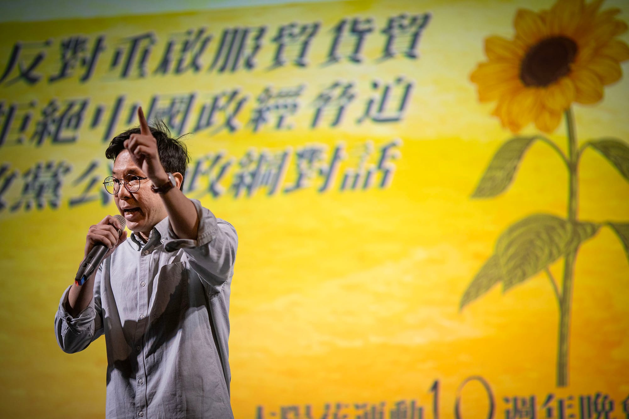 2024年3月18日，台北，太陽花學運10週年晚會，林飛帆於台上發言。攝：陳焯煇/端傳媒