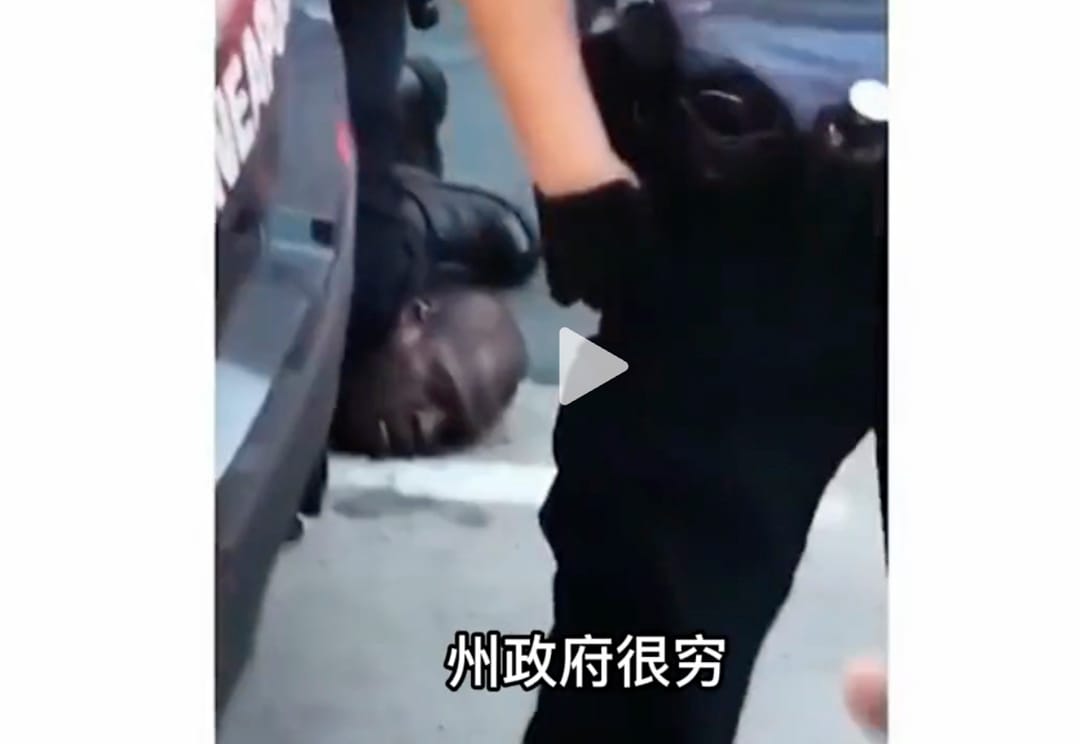 其中一个“零元购”的视频中，引发“Black Lives Matter”运动的乔治·弗洛伊德 (George Floyd) 被白人警察跪压导致死亡的镜头被剪辑进去。