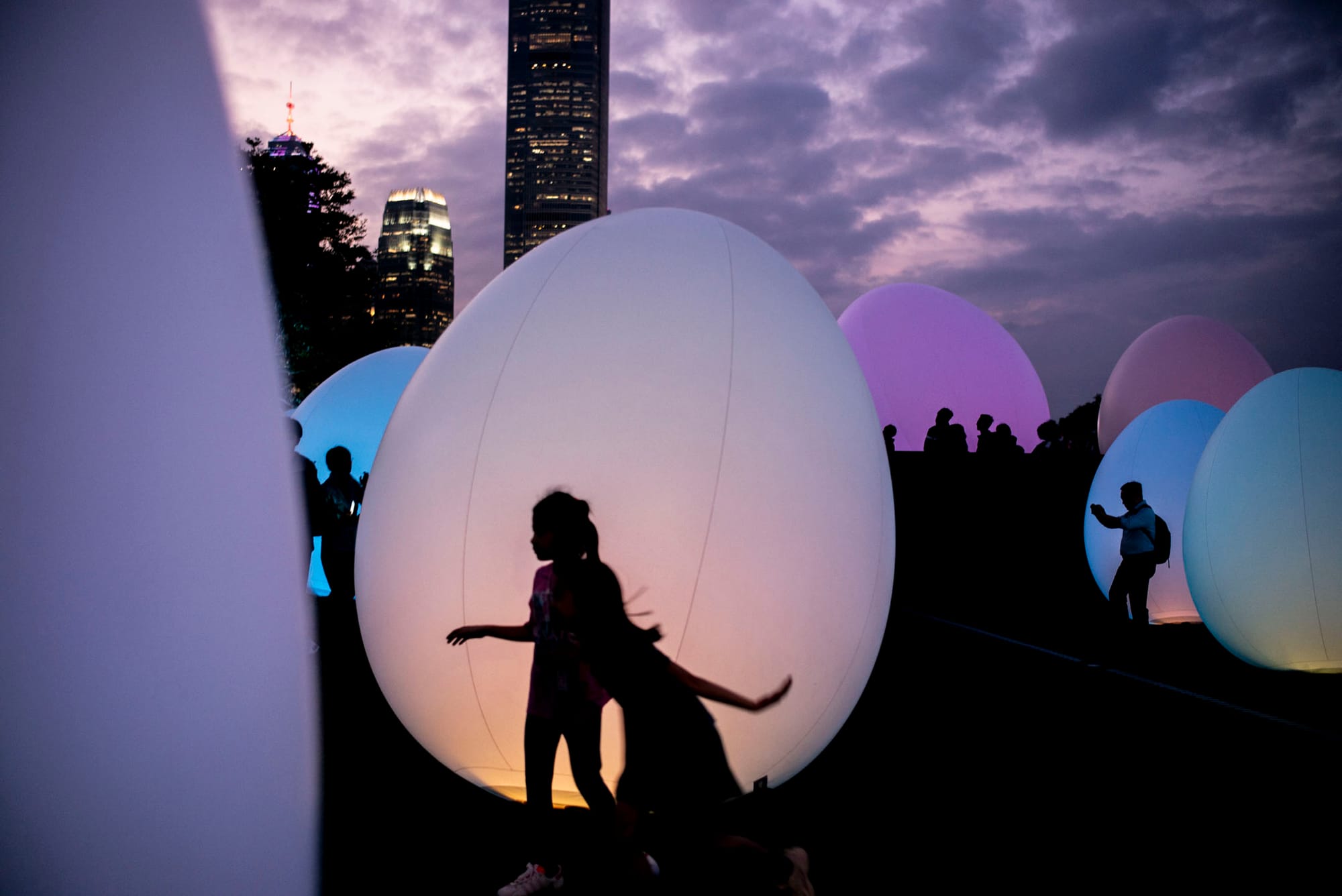 2024年3月27日，康文署藝術計劃「藝術@維港2024」，於金鐘添馬公園至海上放置200多件3及5米高的「發光蛋（ovoid）」裝置。 攝：林振東/端傳媒