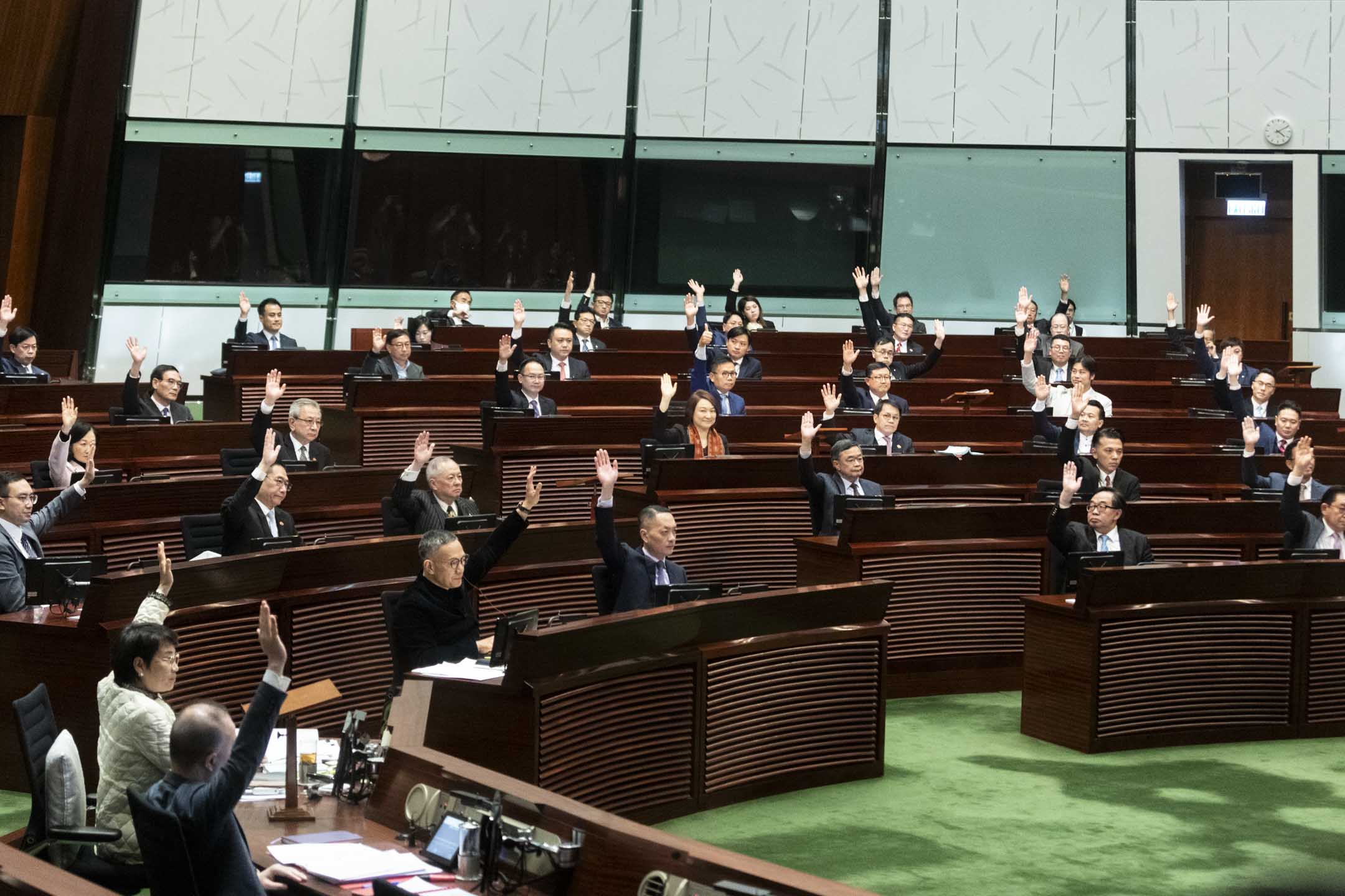 2024年3月19日，立法會加開特別會議，恢復二讀辯論《維護國家安全條例草案》，下午4時10分左右，立法會二讀通過草案，無議員舉手反對。攝：林振東/端傳媒  