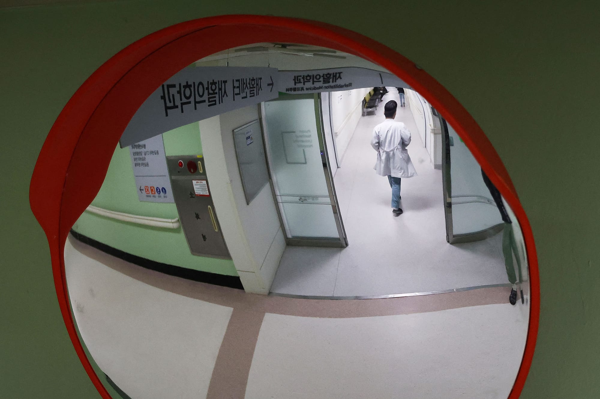 2024年2月21日，南韓釜山，釜山國立大學醫院的一位醫務人員。攝：Kim Hong-Ji/Reuters/達志影像