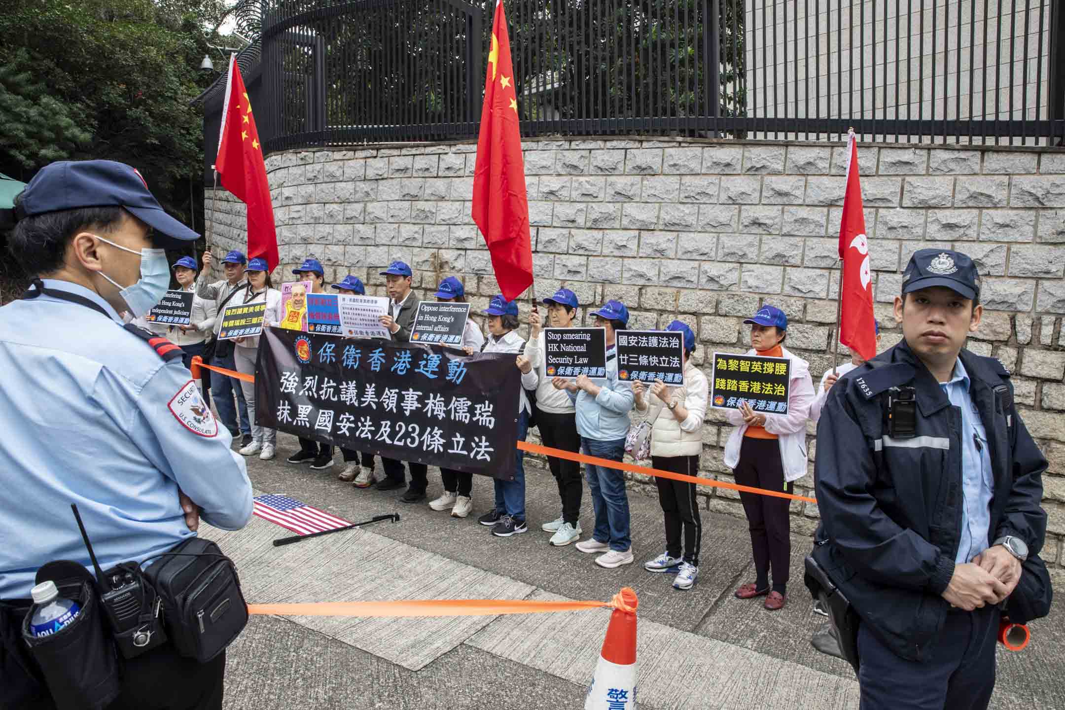 2024年3月7日，有團體到美國駐港總領事館示威，抗議美國有政客攻擊抹黑基本法23條立法。攝：林振東/端傳媒  