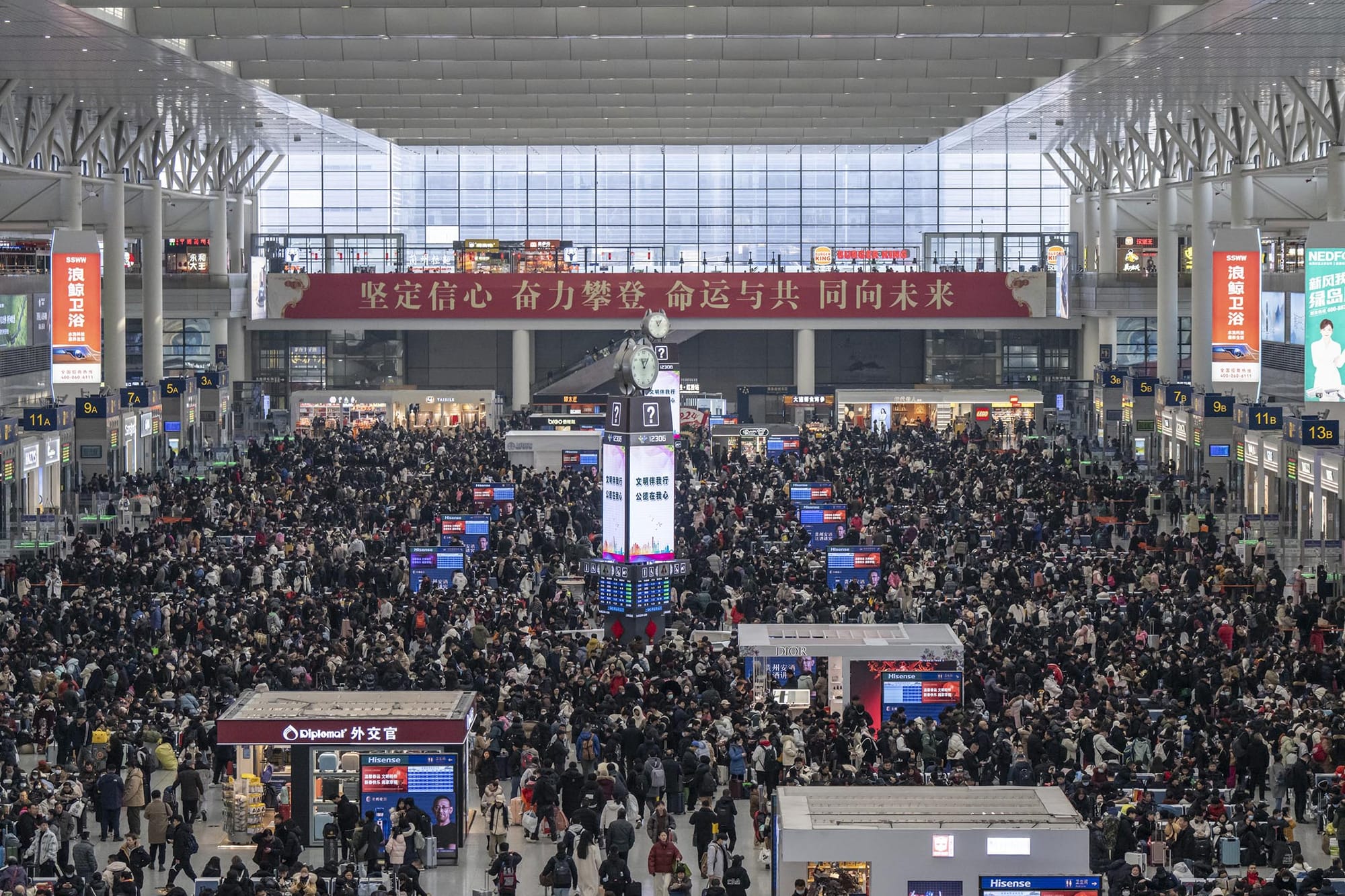 2024年1月26日,农历新年假期前,旅客在虹桥高铁站。摄:Qilai Shen/Bloomberg via Getty Images