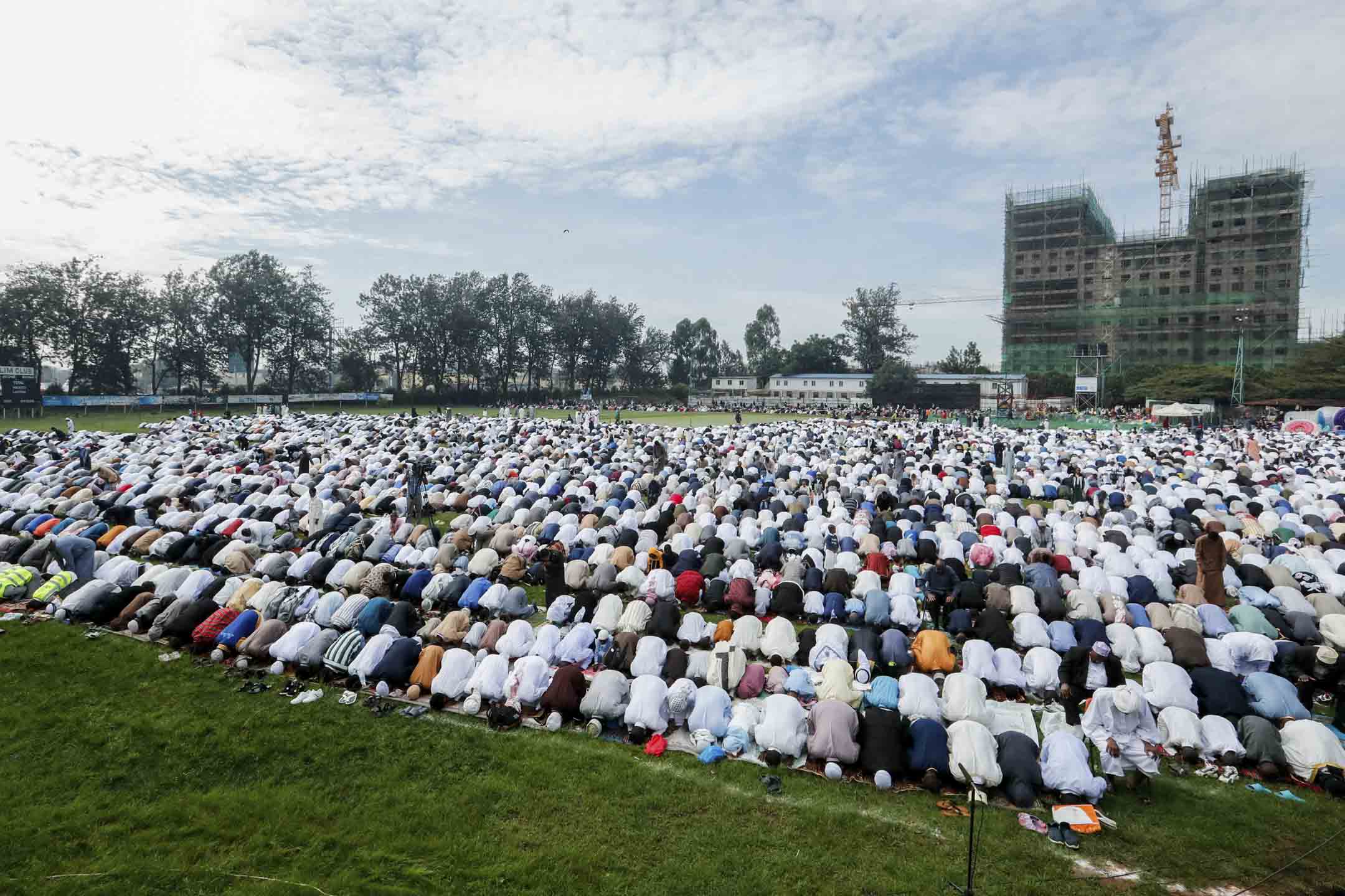 2024年4月10日,肯尼亚,穆斯林在内罗毕恩加拉区阿里爵士穆斯林俱乐部球场参加开斋节祈祷。摄:Thomas Mukoya/Reuters/达志影像