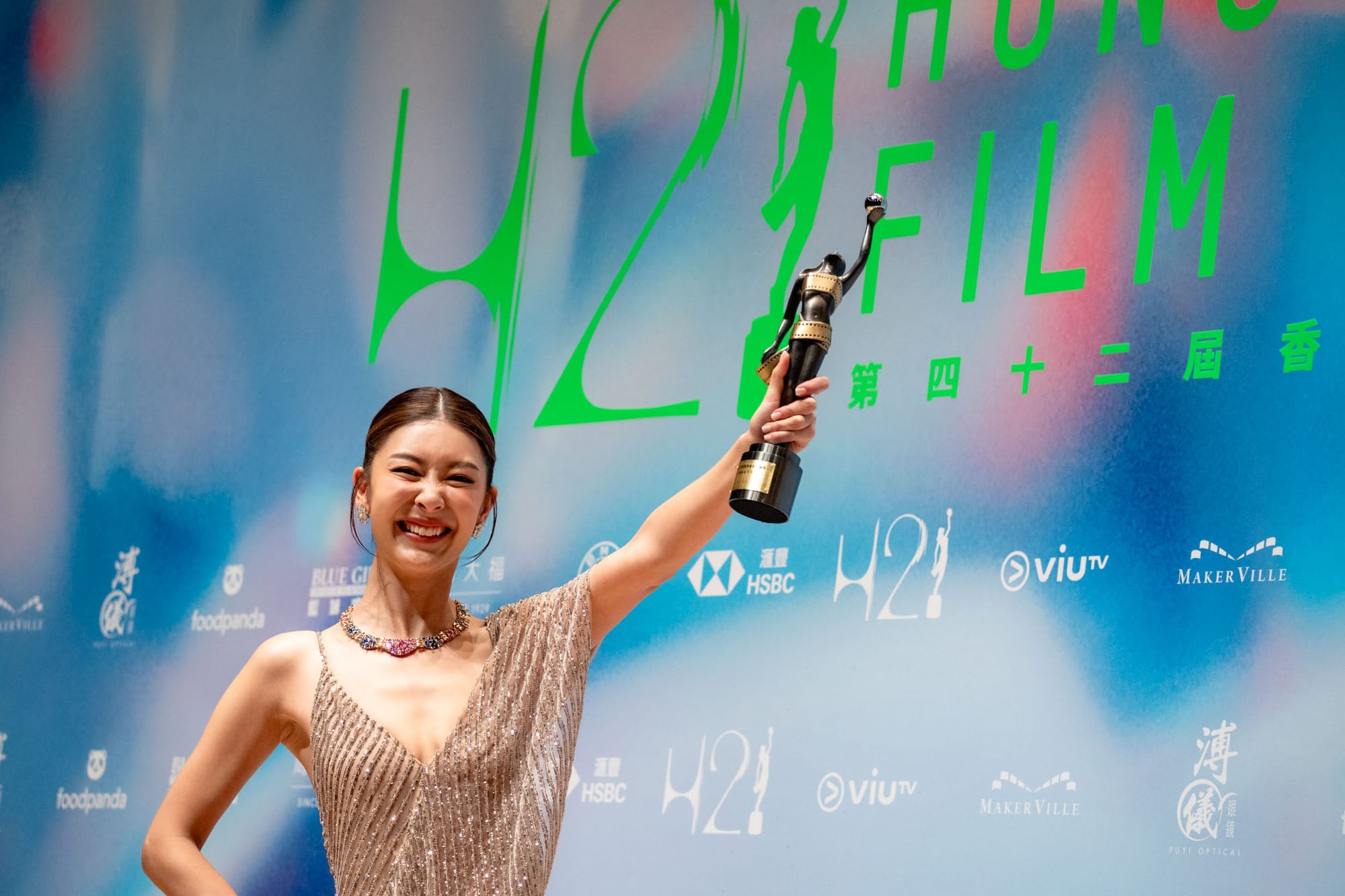 2024年4月14日,第42届香港电影金像奖,余香凝凭《白日之下》获最佳女主角。摄:Ryan Lai/端传媒