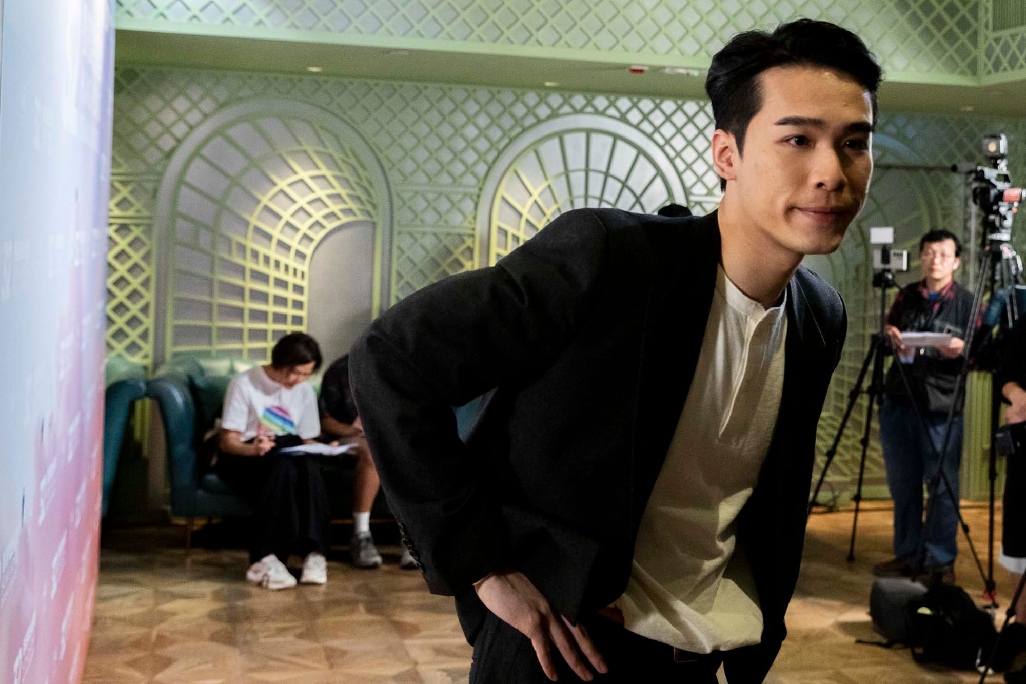 2024年4月29日,第32屆香港舞台劇頒獎禮,梁仲恆憑《飯戲攻心》(踏台版)同樣提名最佳男配角(喜劇/鬧劇)獎項。攝:林振東/端傳媒