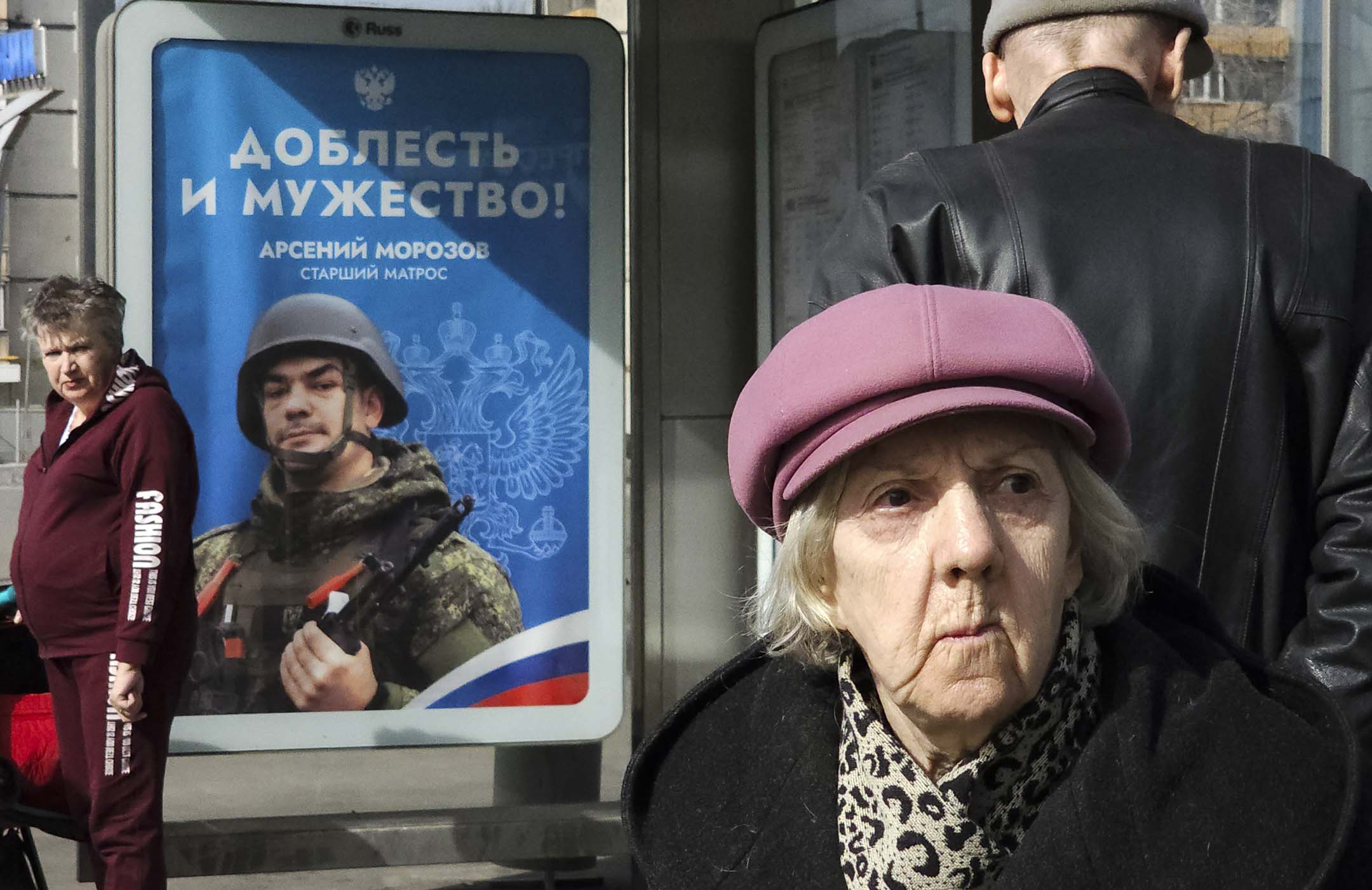 2024年 4月1日,俄罗斯莫斯科开始春季征兵,公车站有的军国主义宣传广告,上面写着:“勇敢和勇气。高级水手阿尔谢尼·莫罗佐夫”。摄:Contributor/Getty Images