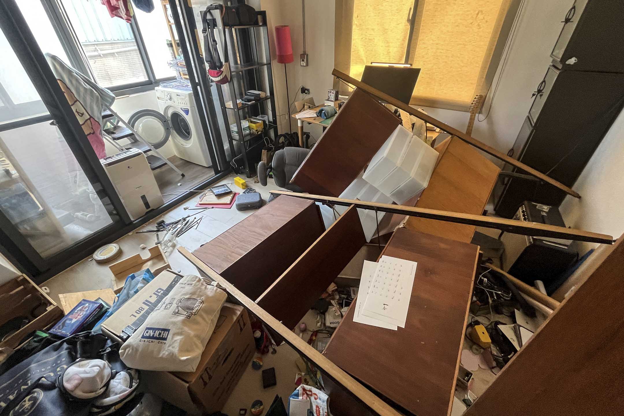 2024年4月3日,台湾新北市近海地区公寓,地震后屋内家具倒塌。摄:Fabian Hamacher/Reuters/达志影像