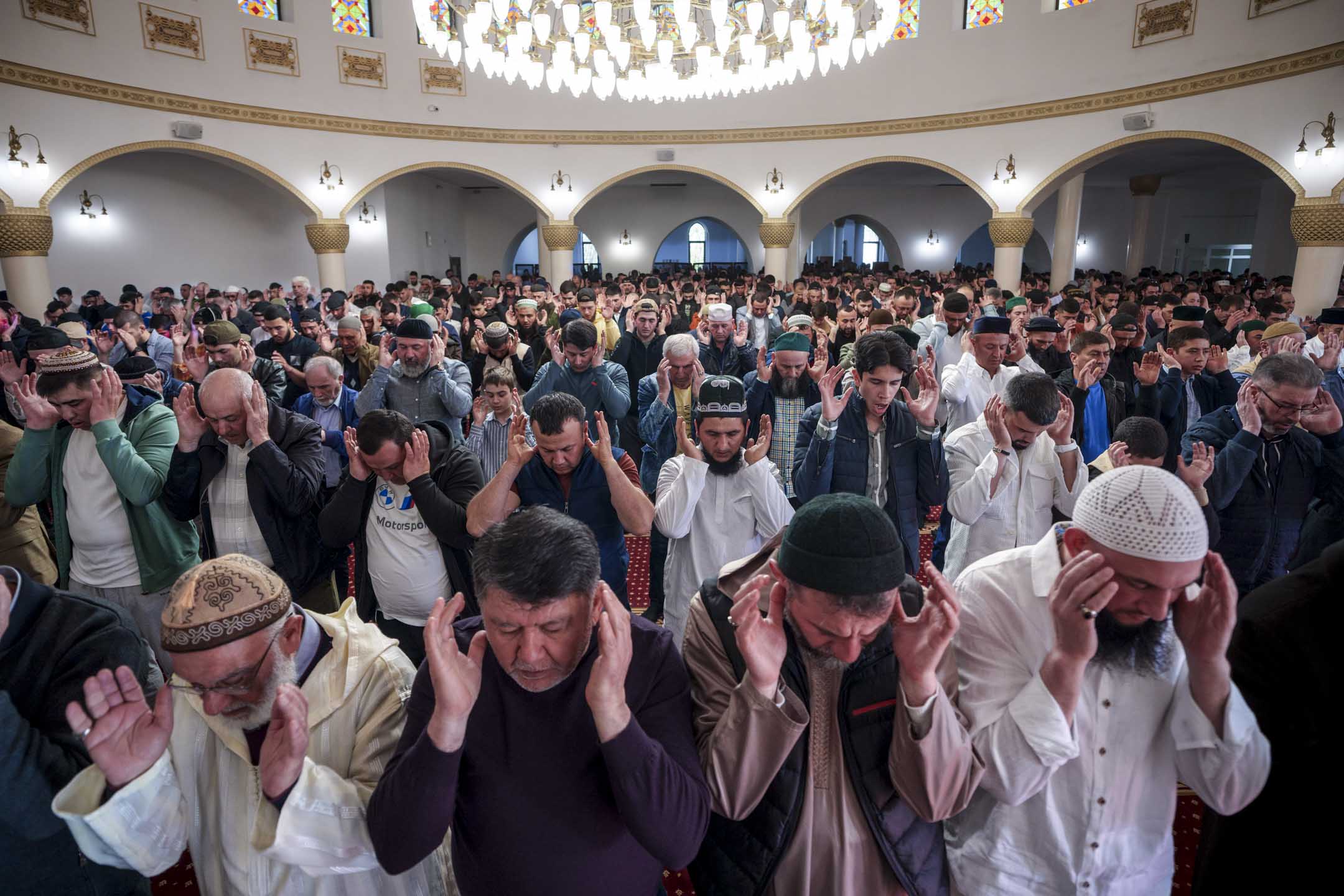 2024年4月10日,乌克兰基辅,穆斯林在阿尔拉赫马清真寺参加开斋节祈祷。摄:Vadim Ghirda/AP/达志影像