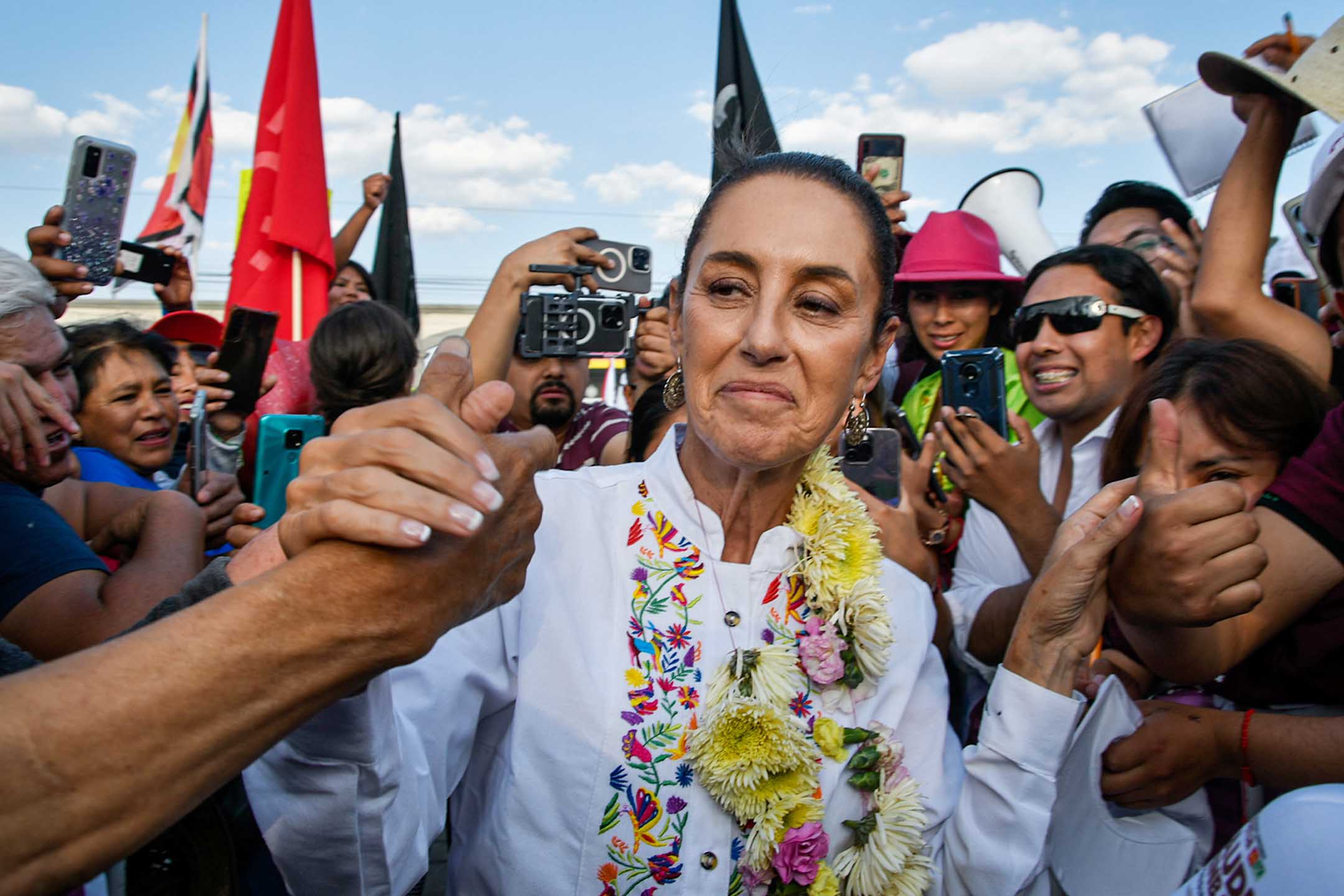 2024年4月8日，墨西哥墨西哥城，前任墨西哥城市长、现任总统洛佩斯的门徒克劳迪娅·舍恩鲍姆（Claudia Sheinbaum）于竞选集会上向支持者致意。摄：Rebeca Herrera/ObturadorMX/Getty Images