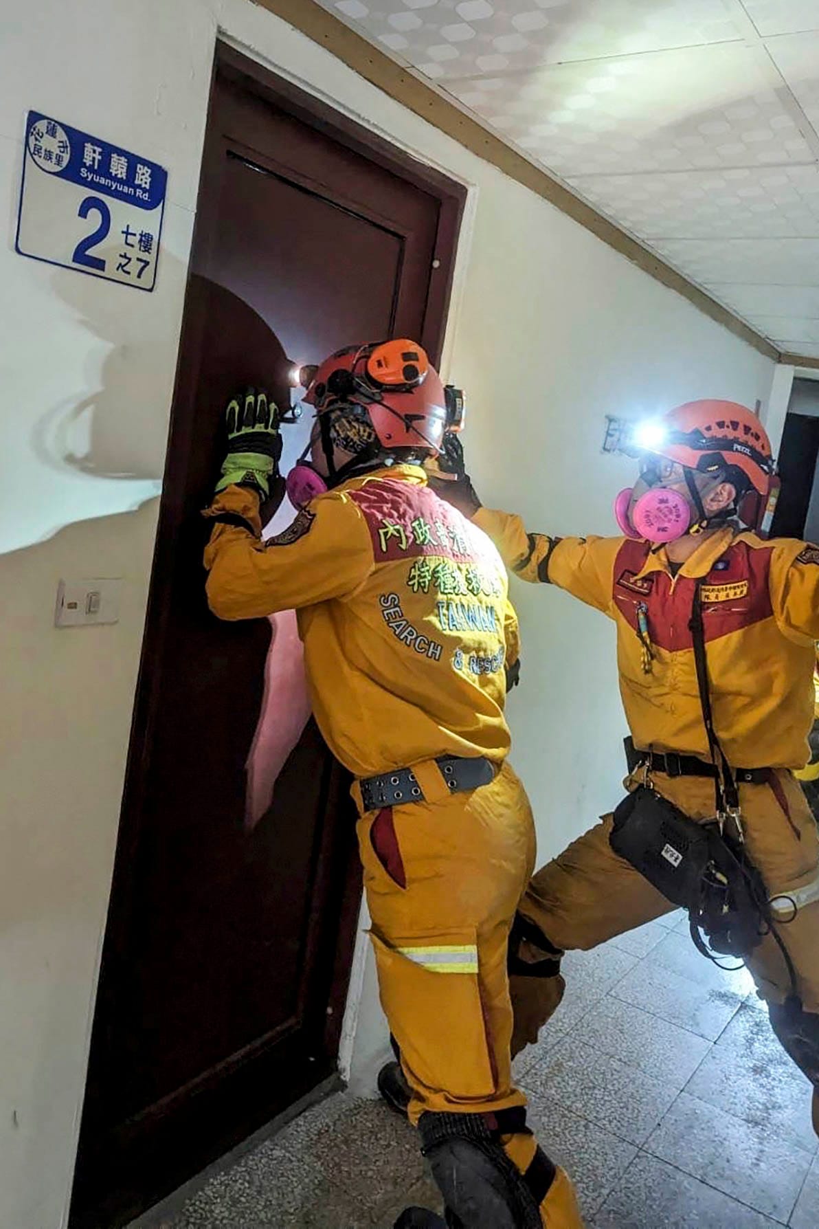 2024年4月3日,台湾花莲地区发生7.4 级强烈地震,造成灾难,寻找倾斜建筑物内的拯救人员。摄:Zhang Bin/China News Service/VCG via Getty Images